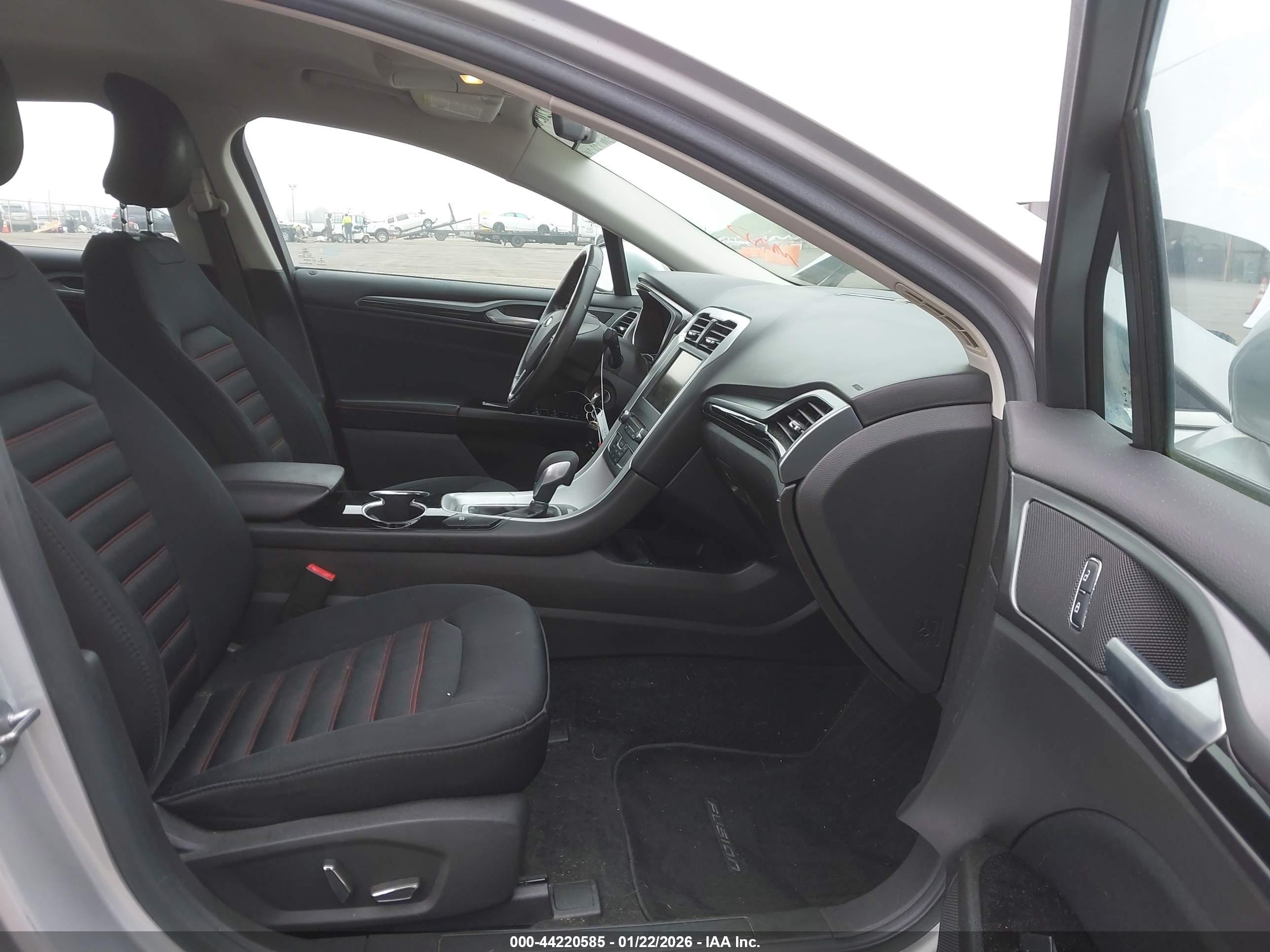 FORD FUSION image 5
