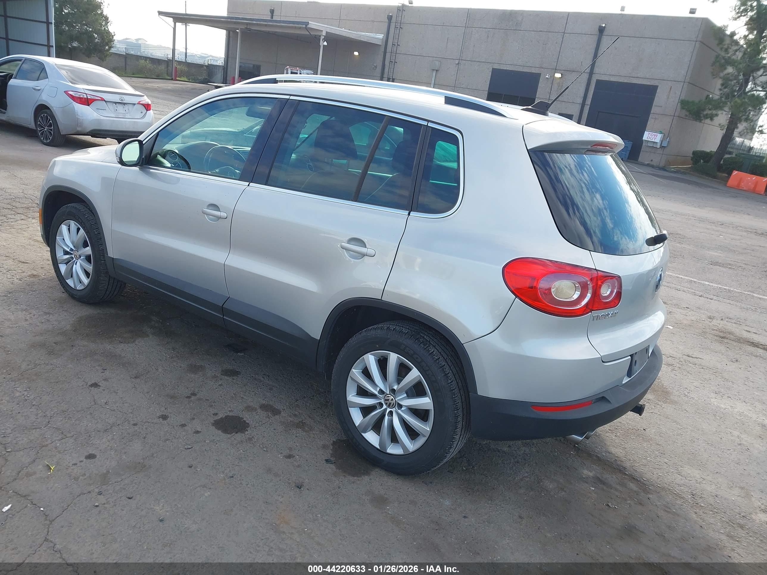 VOLKSWAGEN TIGUAN image 3
