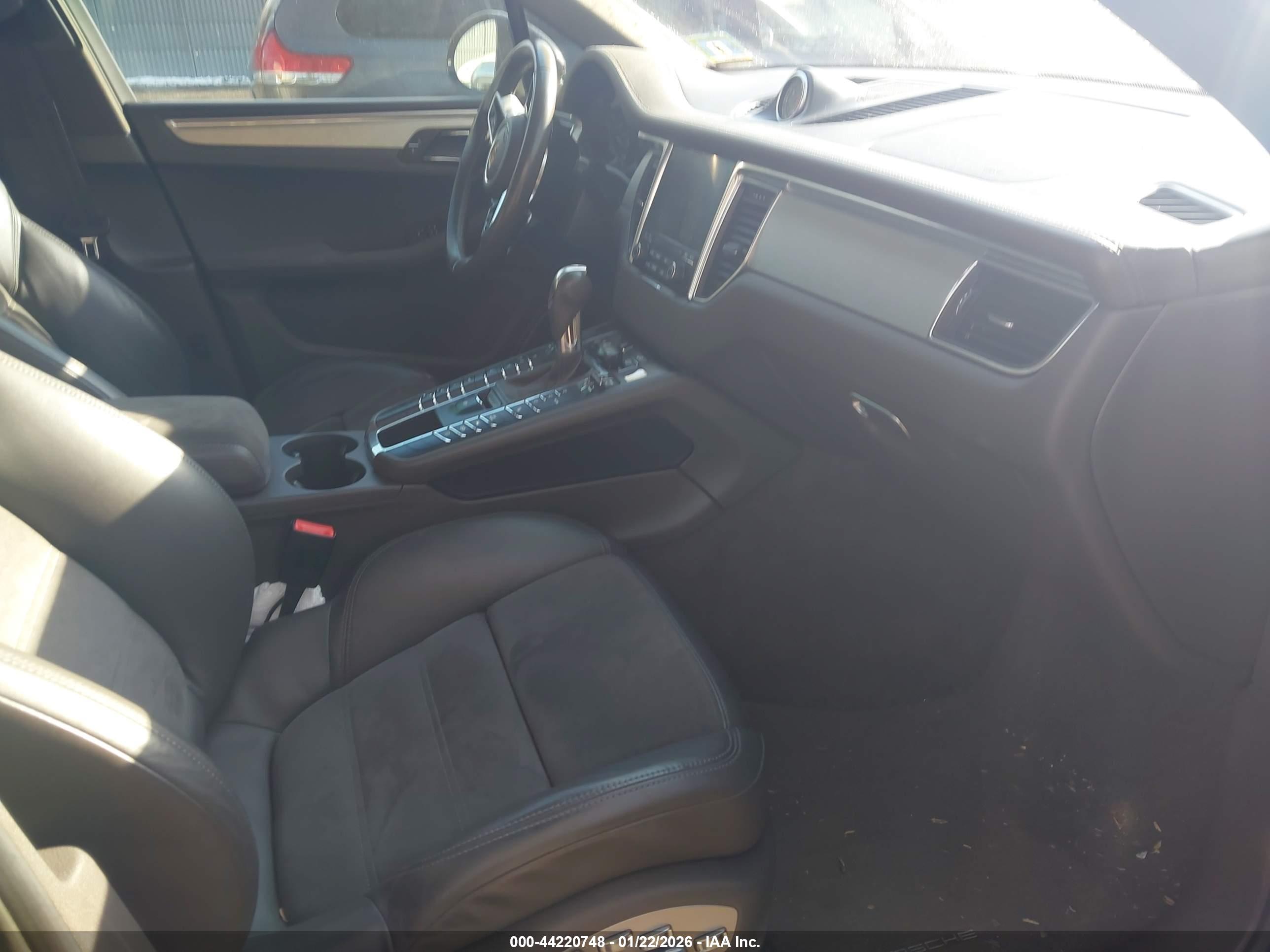 PORSCHE MACAN image 5