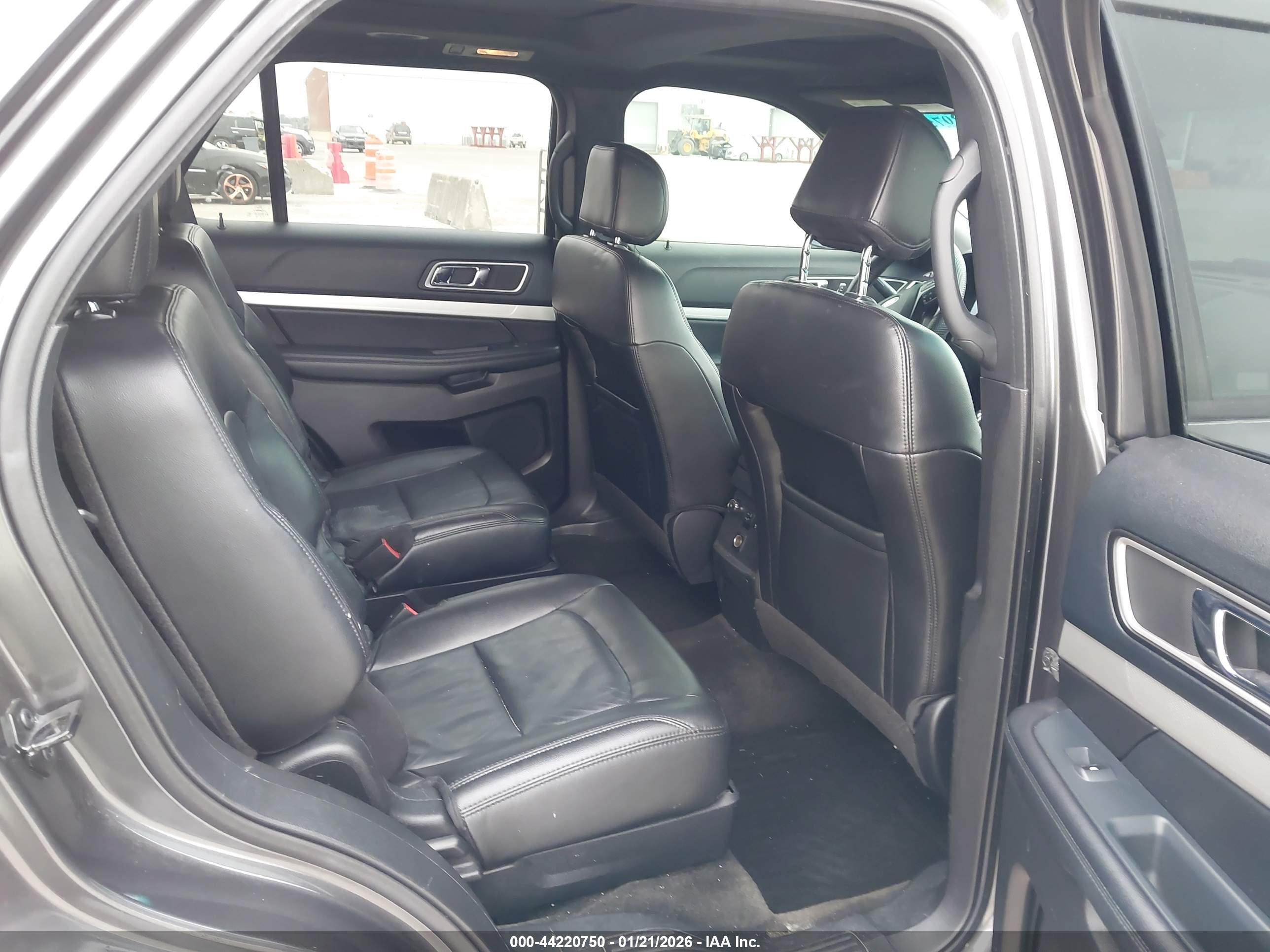 FORD EXPLORER image 8