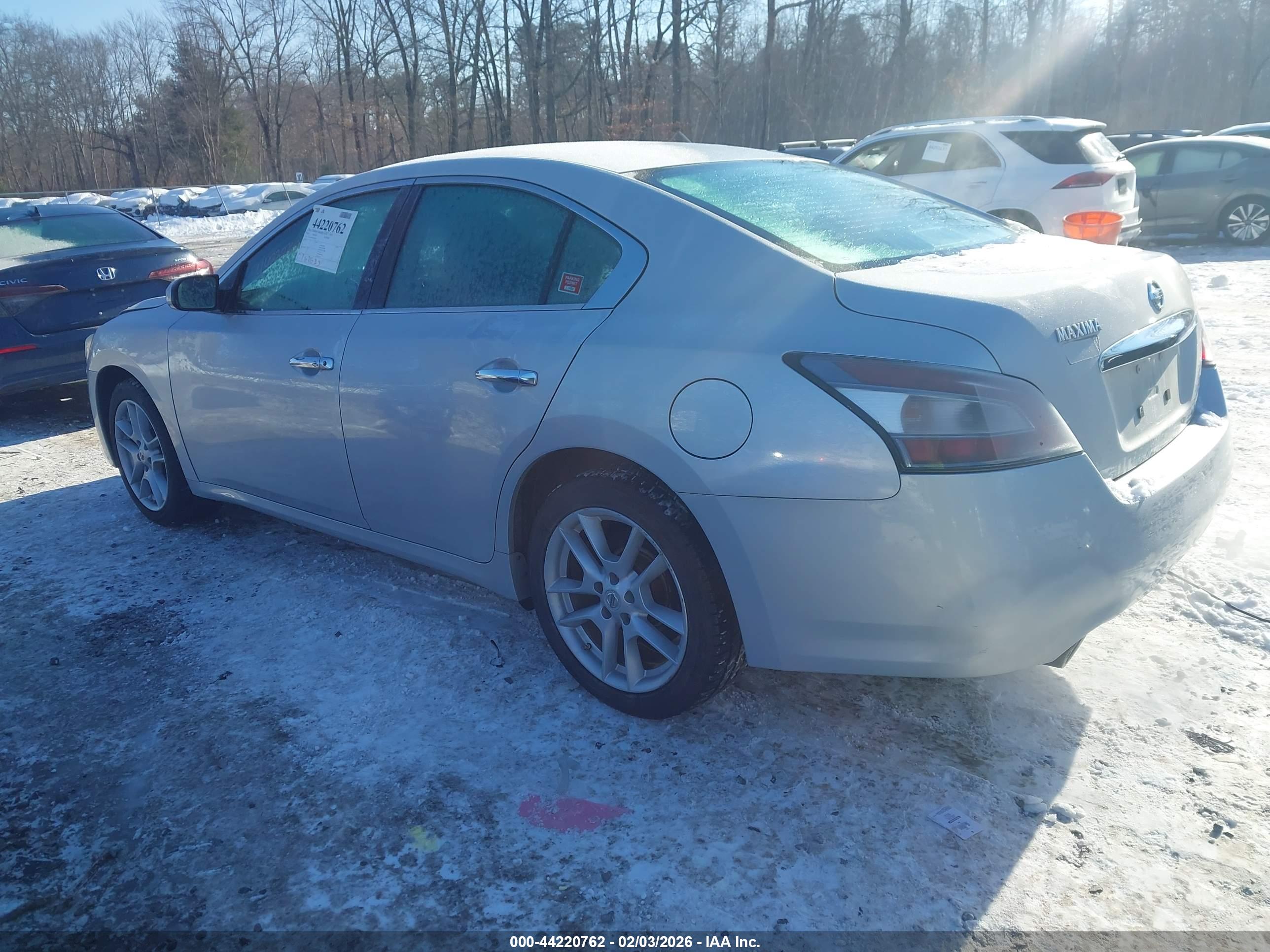 NISSAN MAXIMA image 3