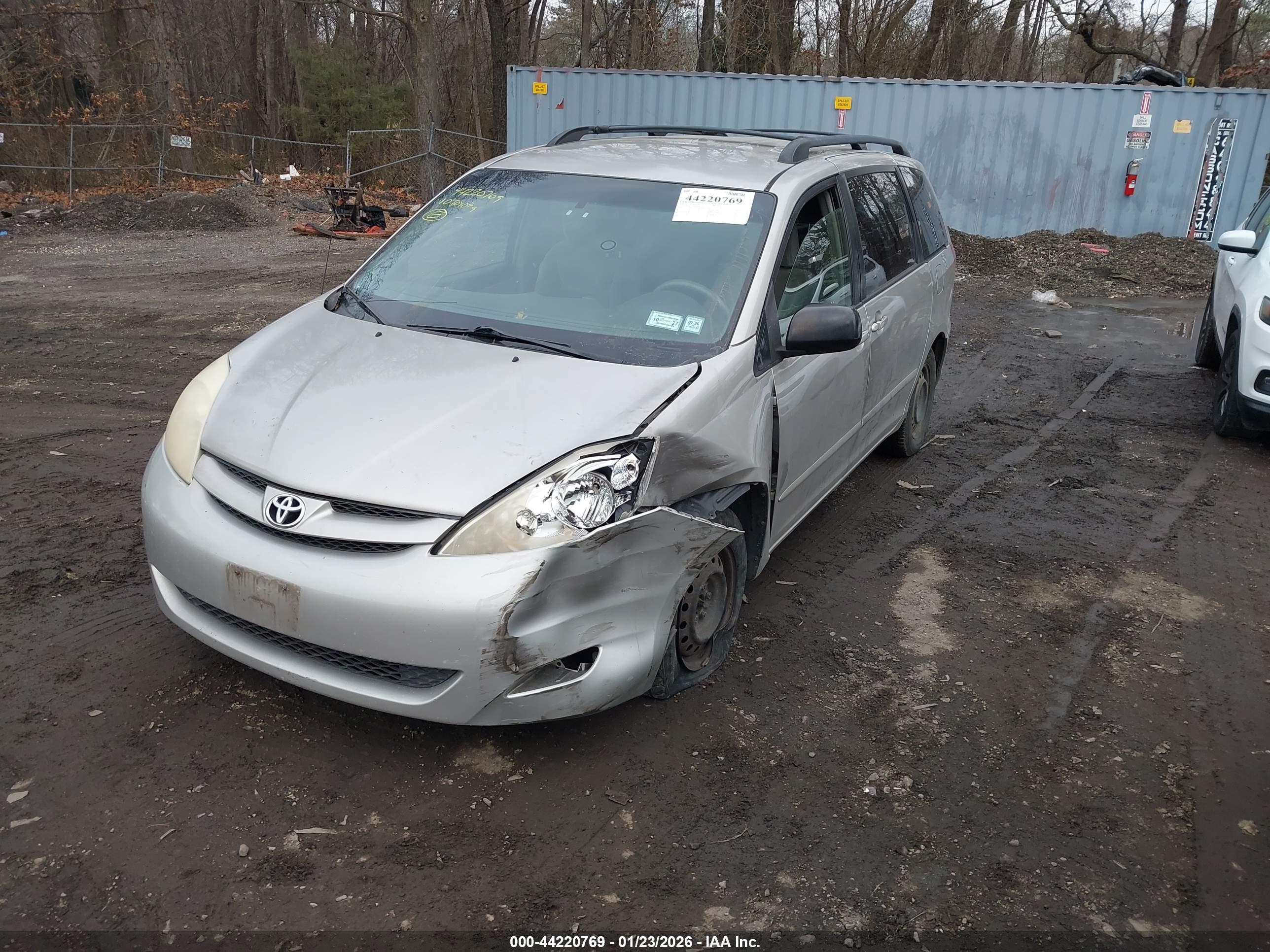 TOYOTA SIENNA image 2