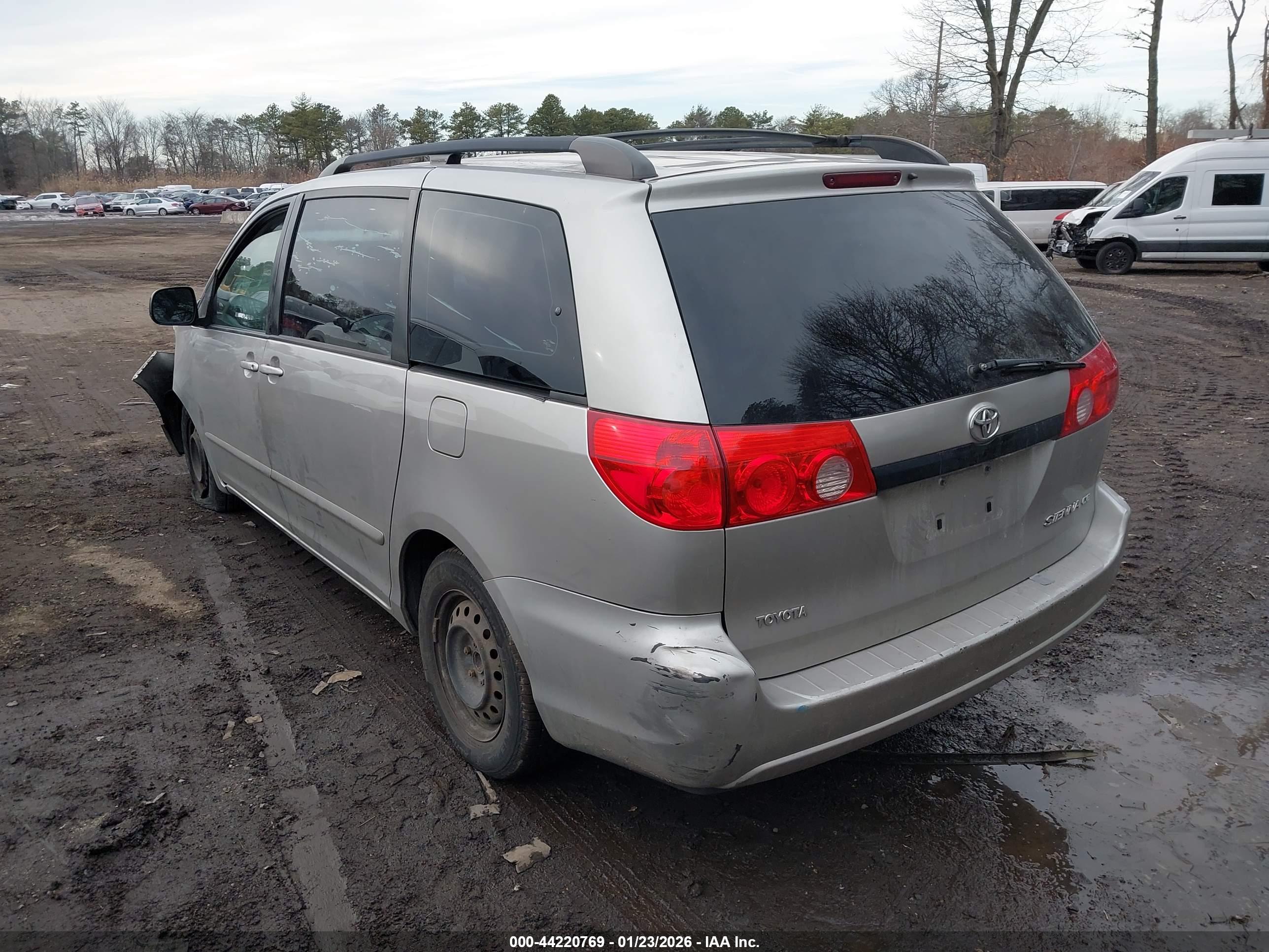 TOYOTA SIENNA image 3