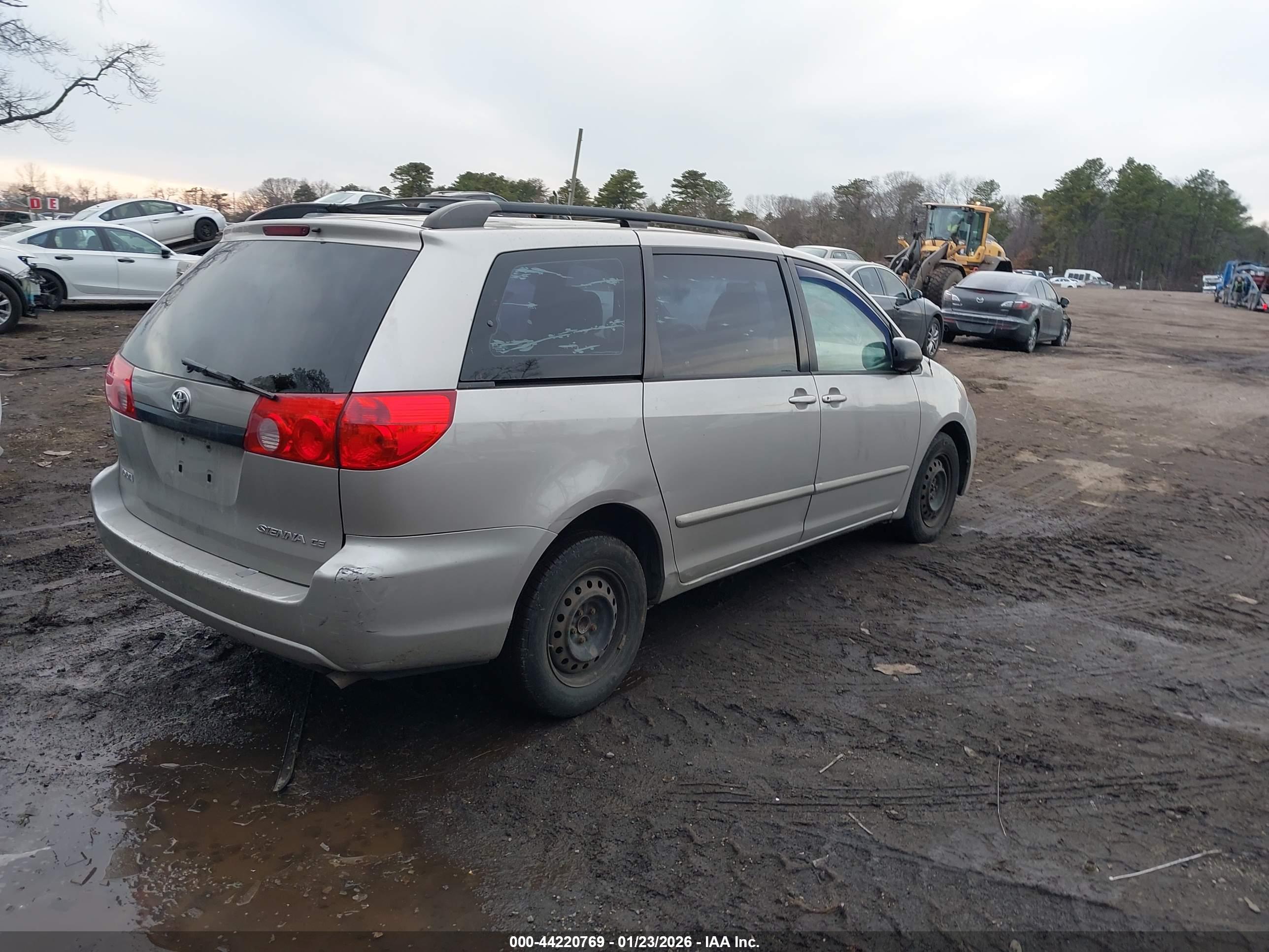 TOYOTA SIENNA image 4