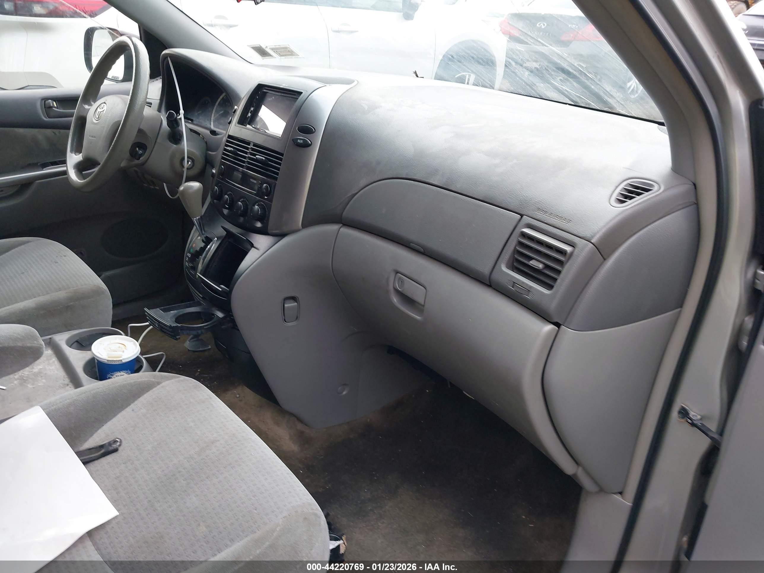 TOYOTA SIENNA image 5