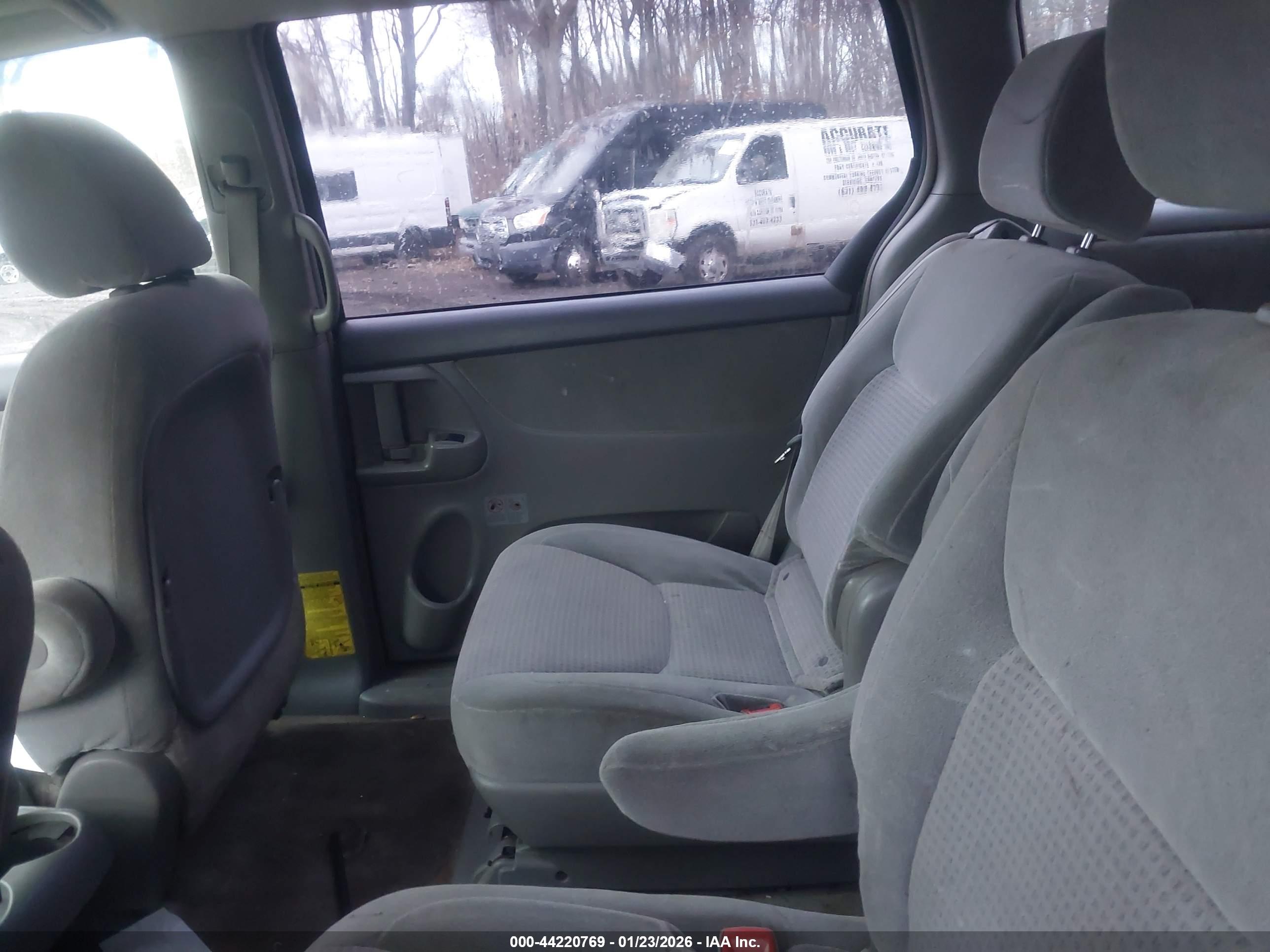 TOYOTA SIENNA image 8
