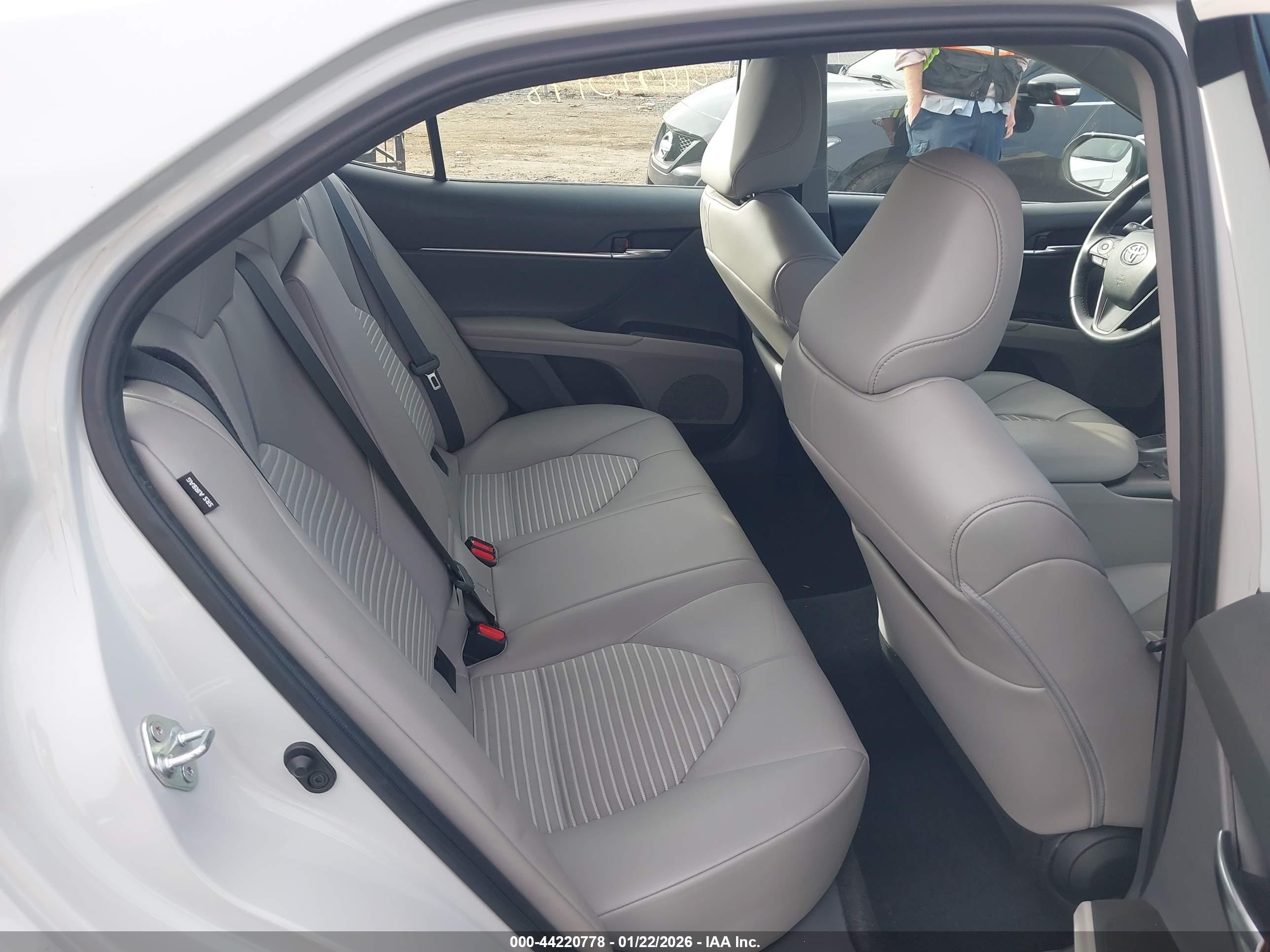 TOYOTA CAMRY image 8