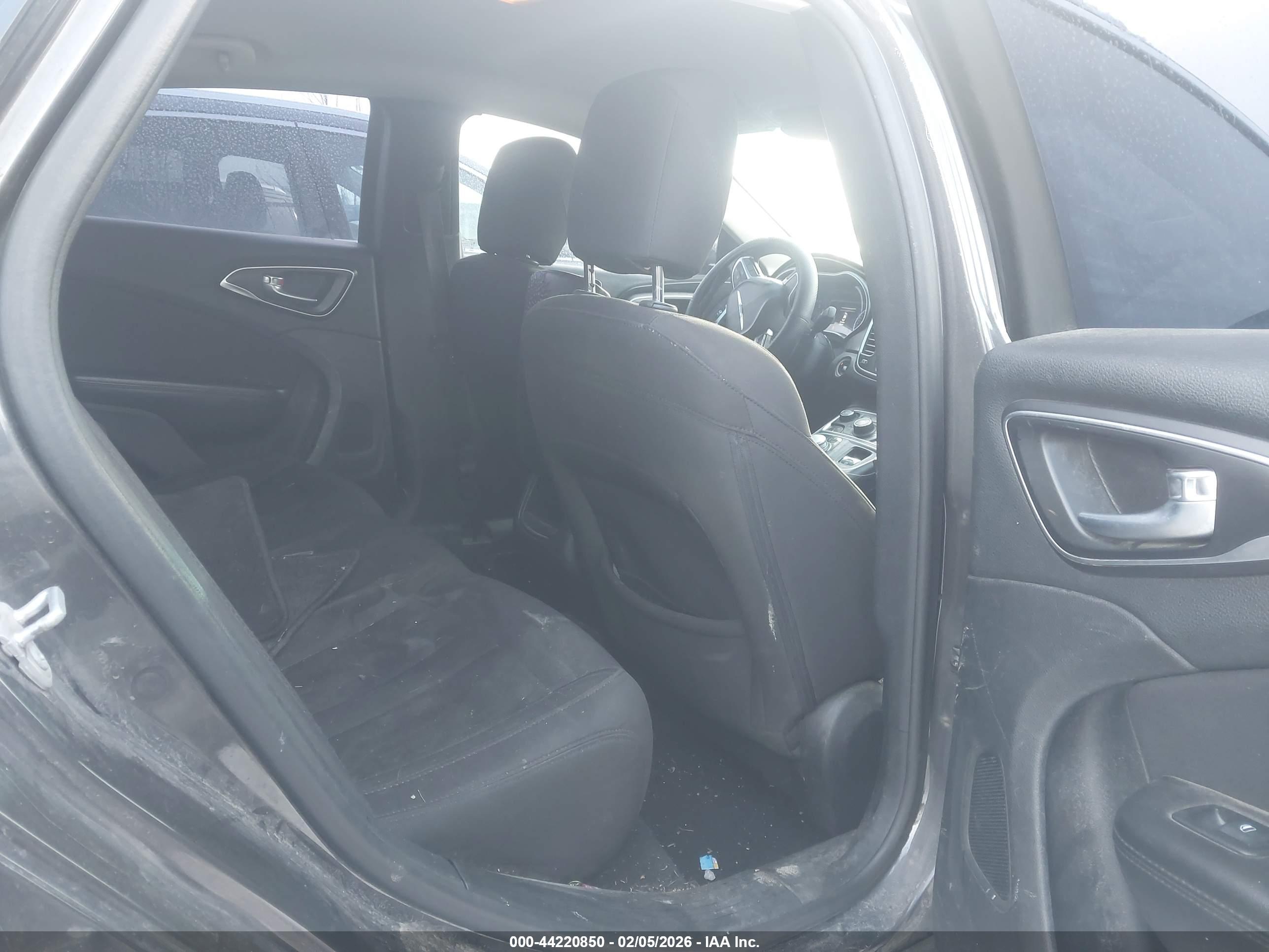 CHRYSLER 200 image 8