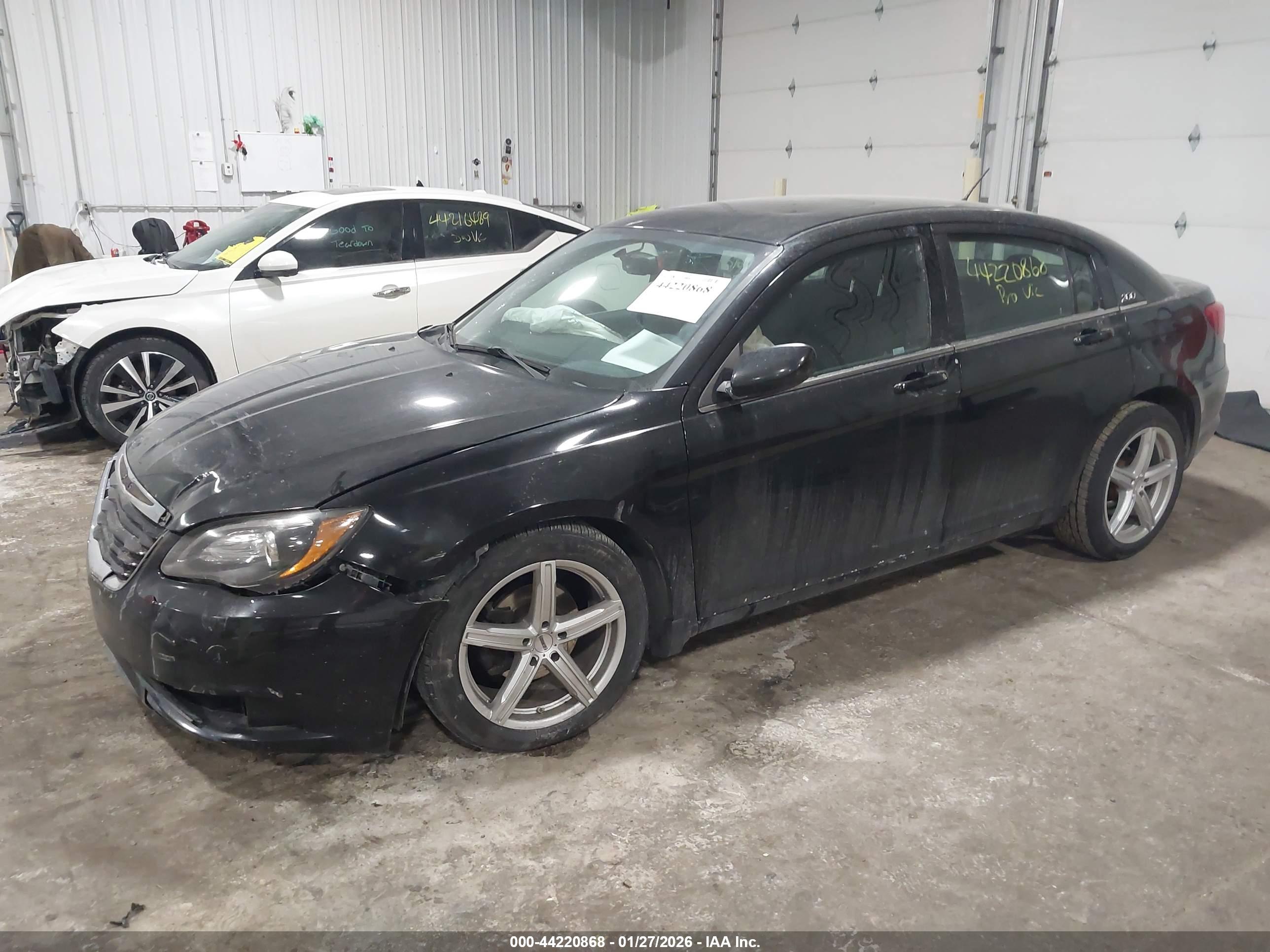 CHRYSLER 200 image 2
