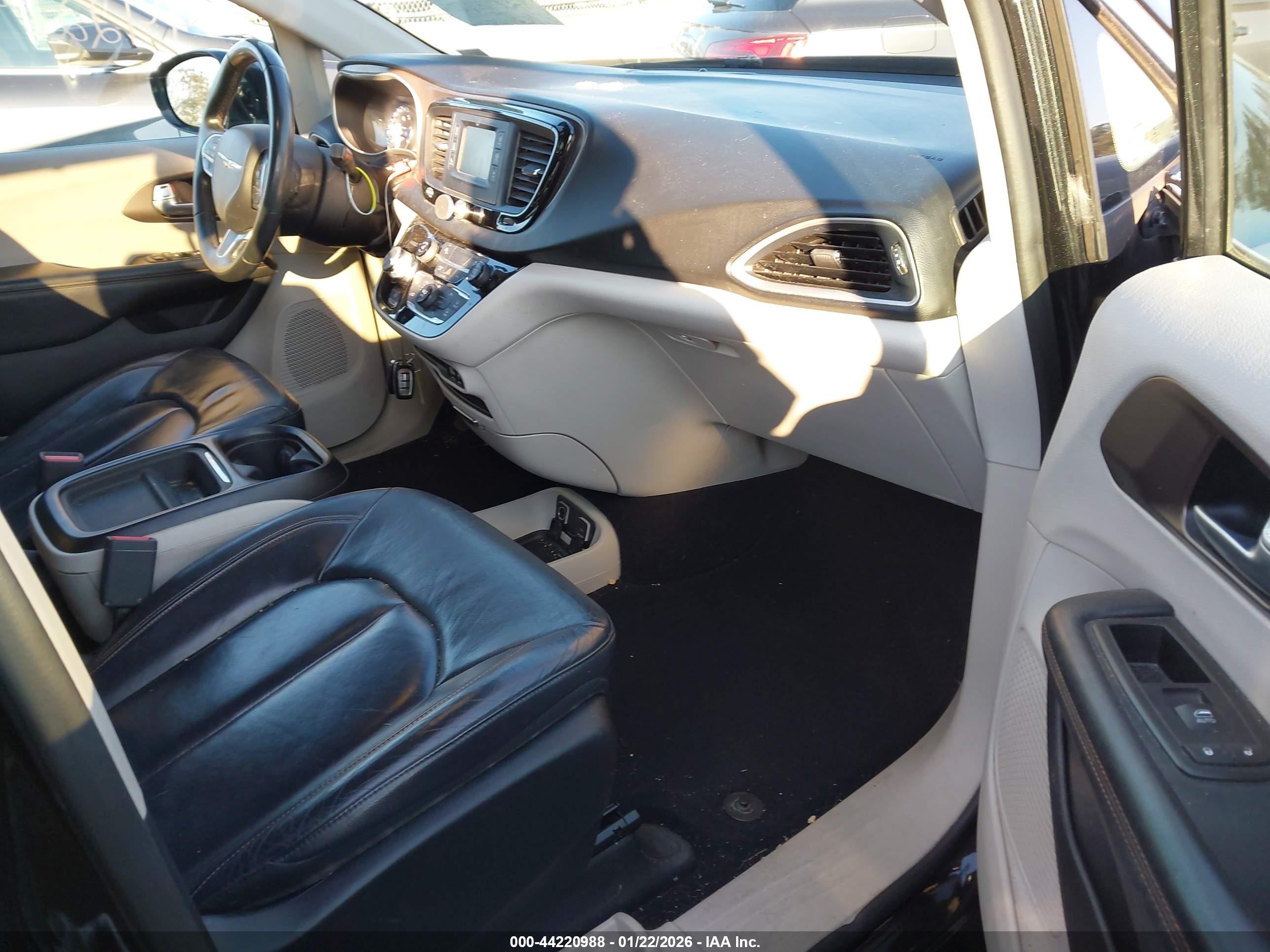 CHRYSLER PACIFICA image 5