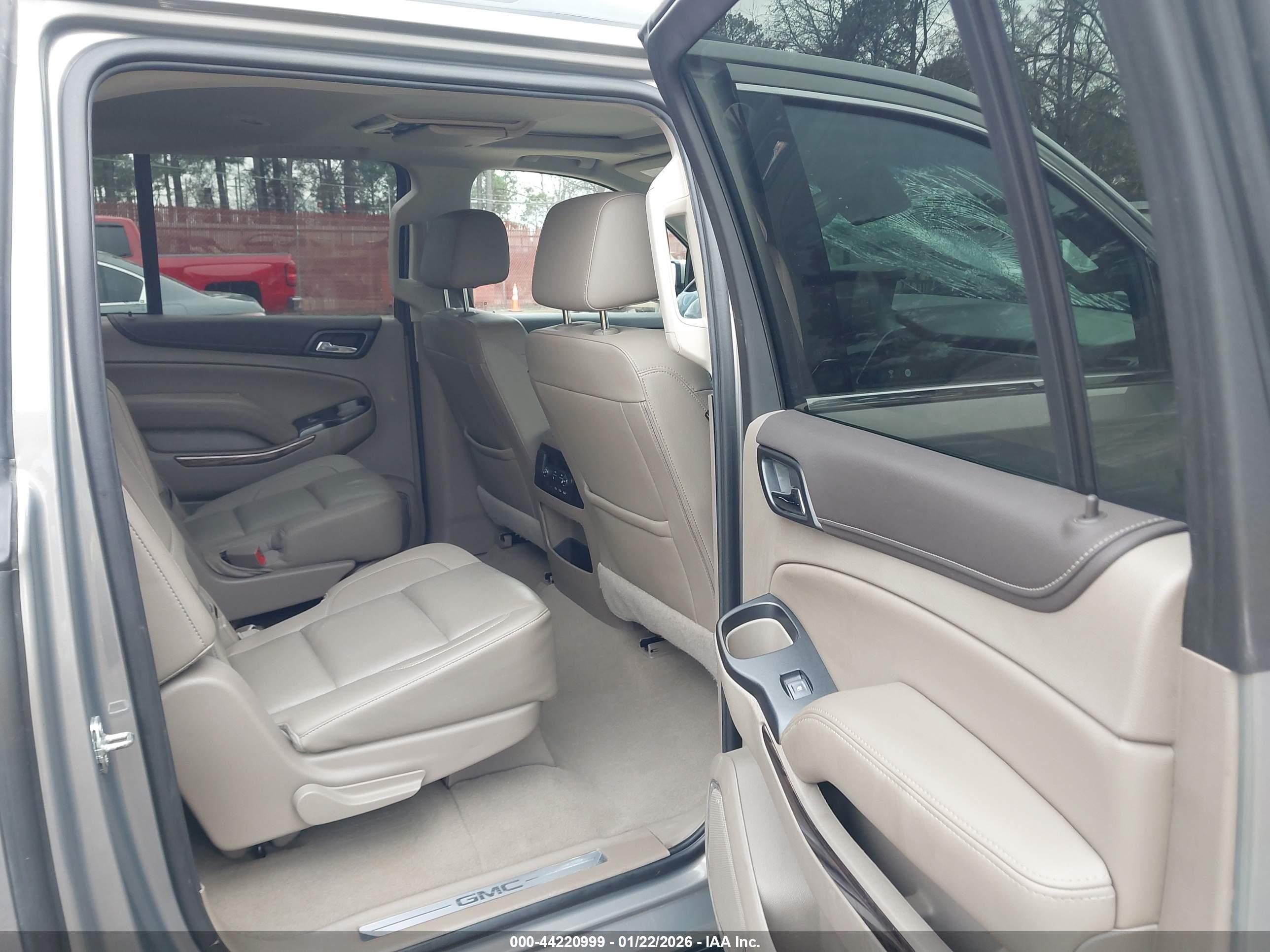 GMC YUKON image 8