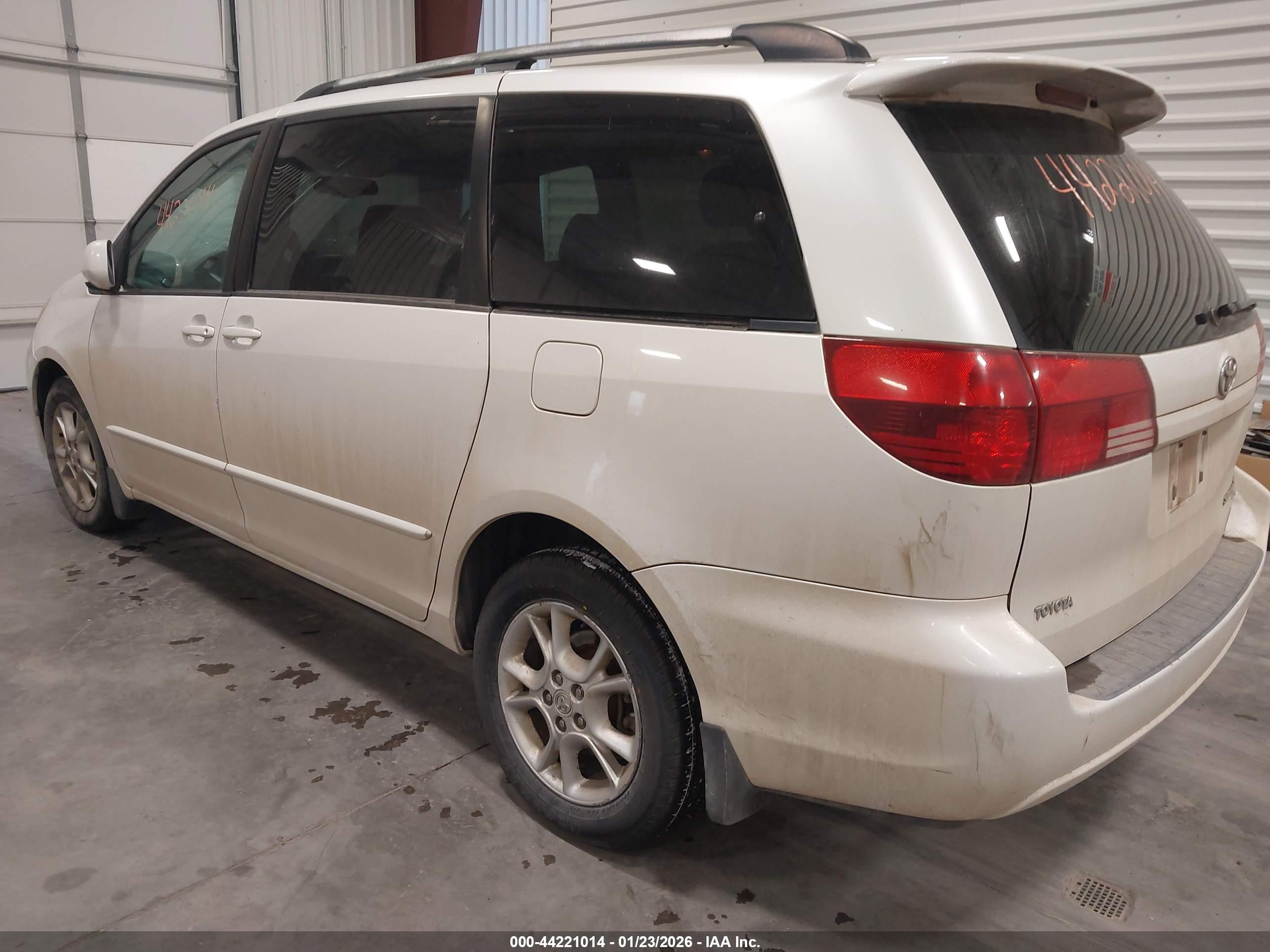 TOYOTA SIENNA image 3