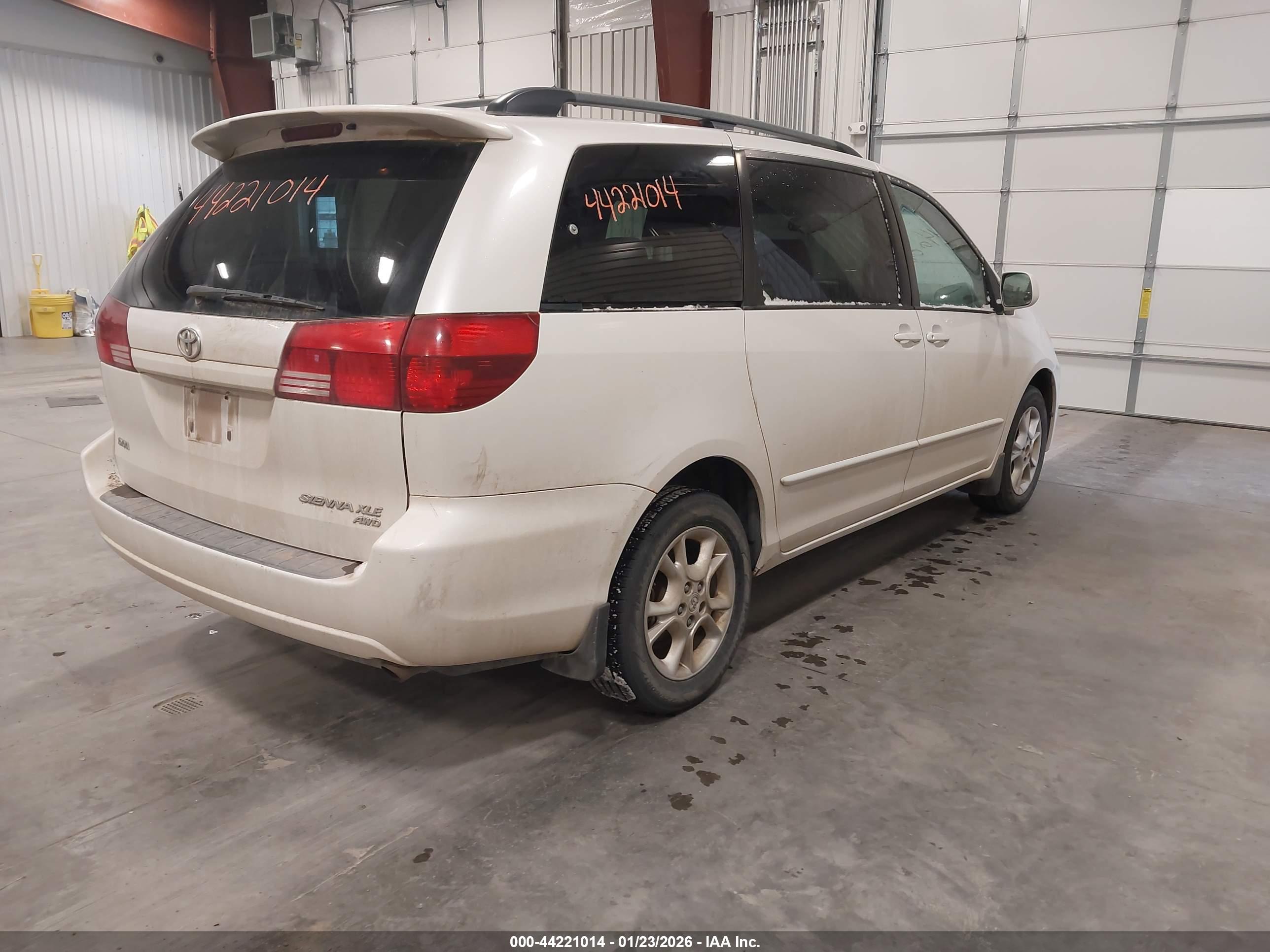 TOYOTA SIENNA image 4