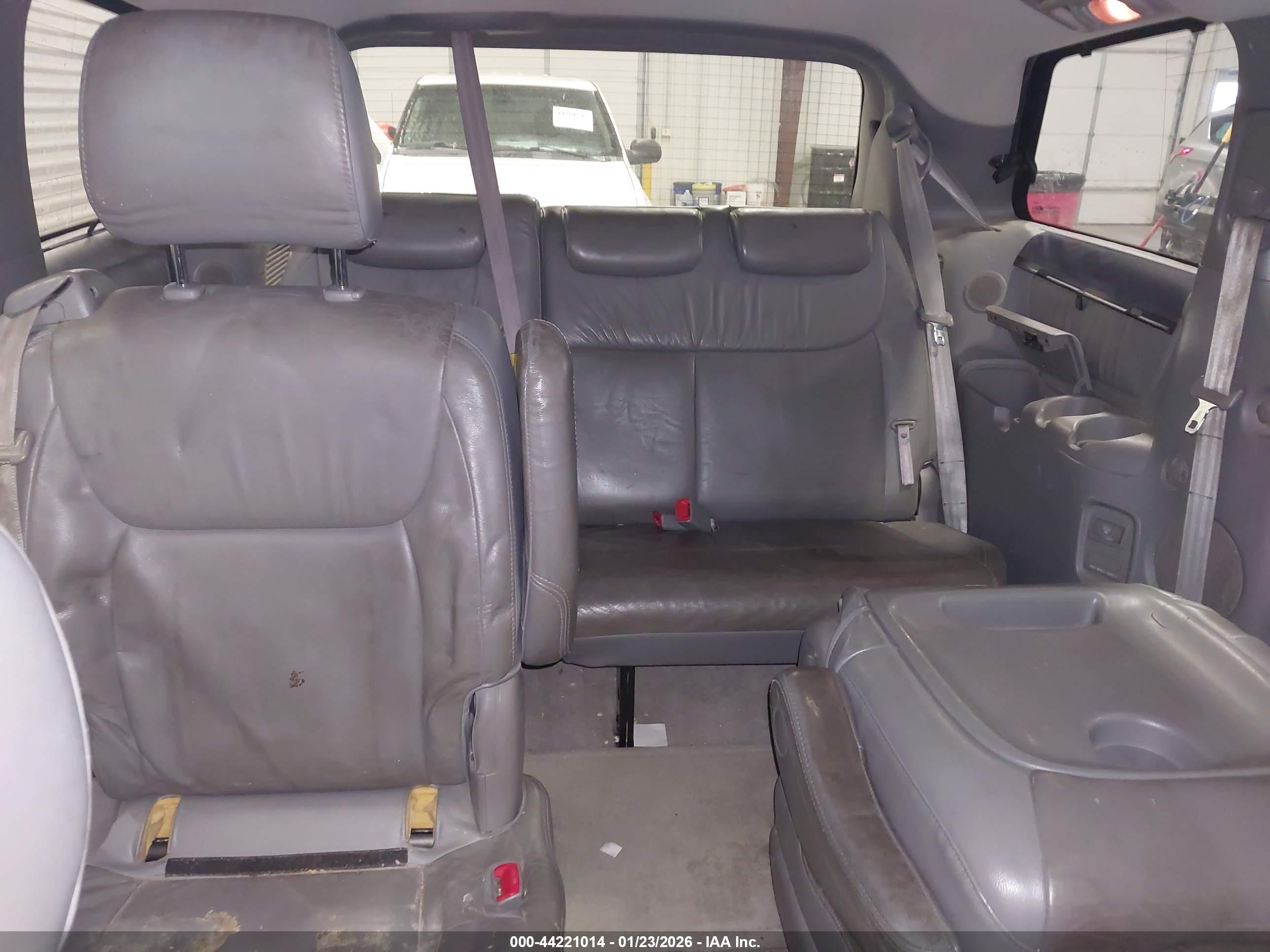 TOYOTA SIENNA image 8