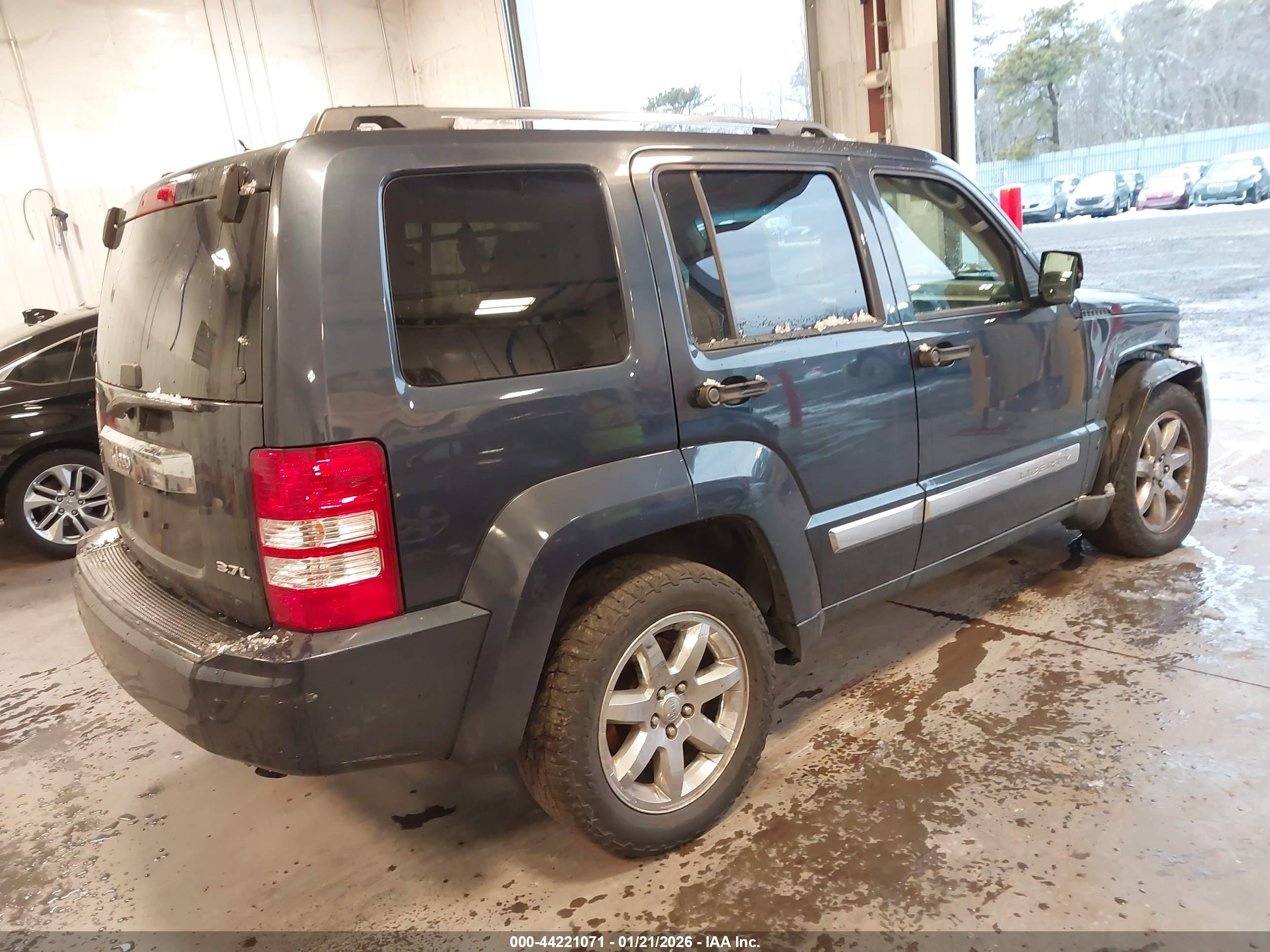 JEEP LIBERTY image 4