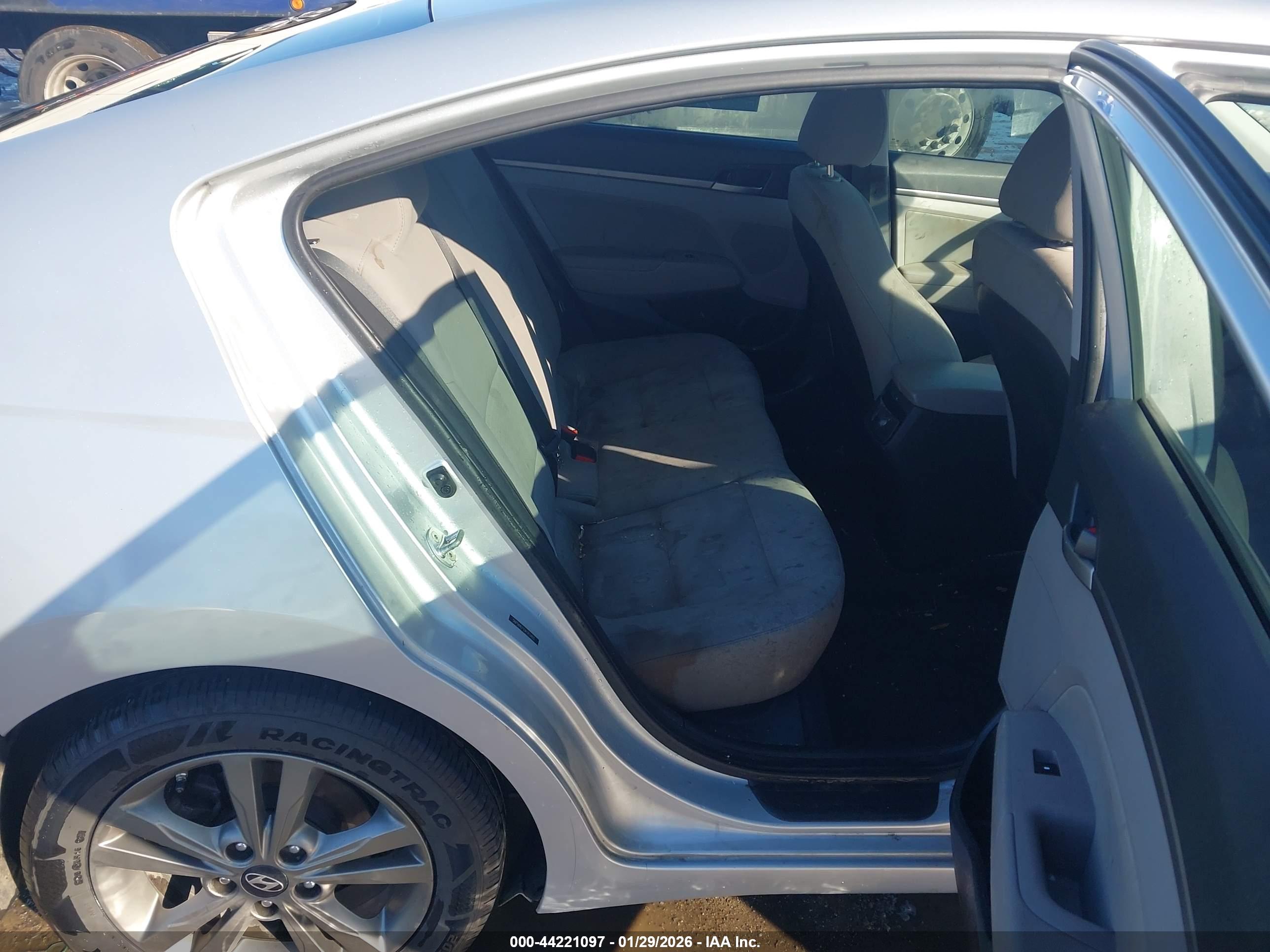 HYUNDAI ELANTRA image 8
