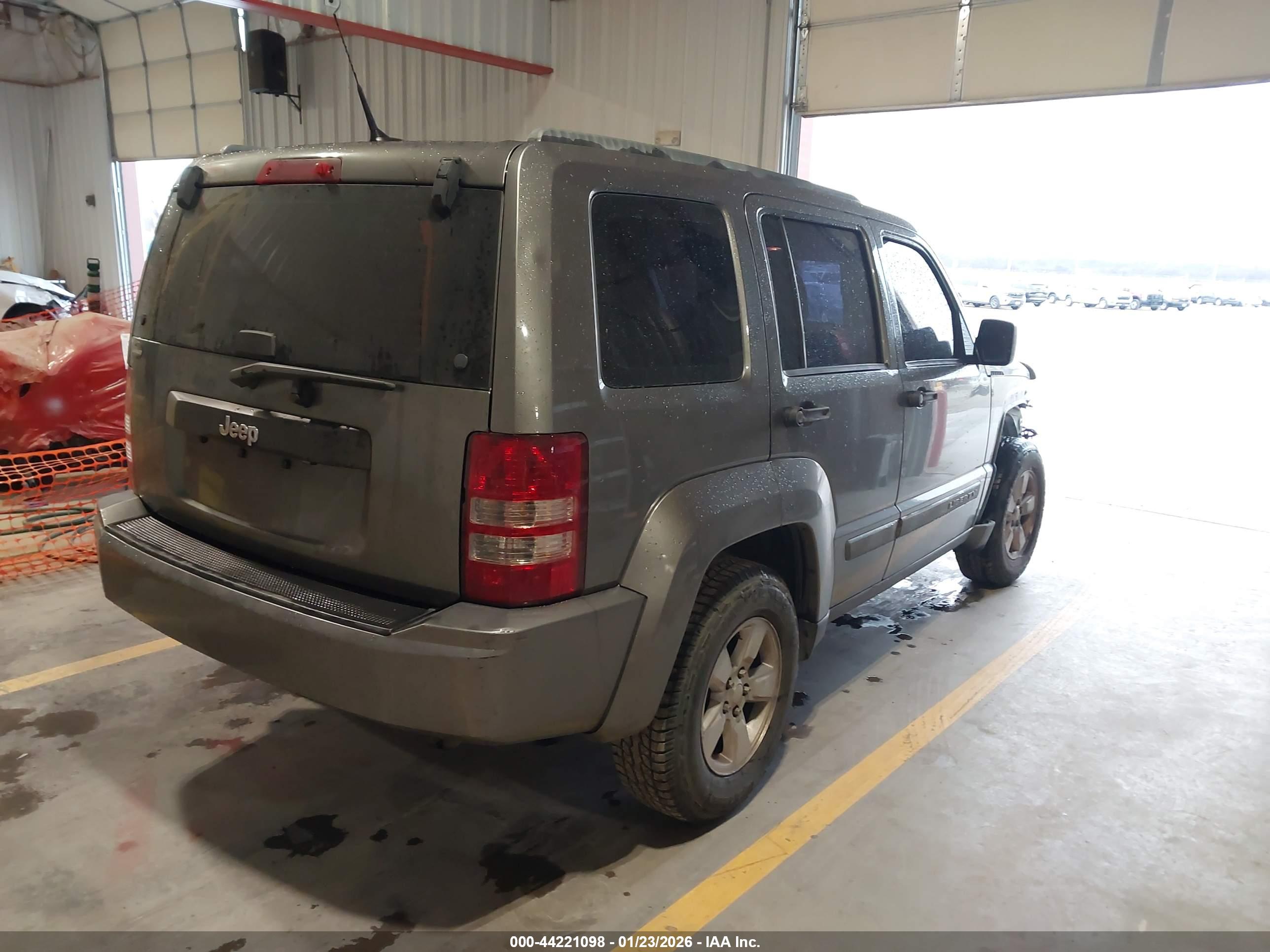 JEEP LIBERTY image 4