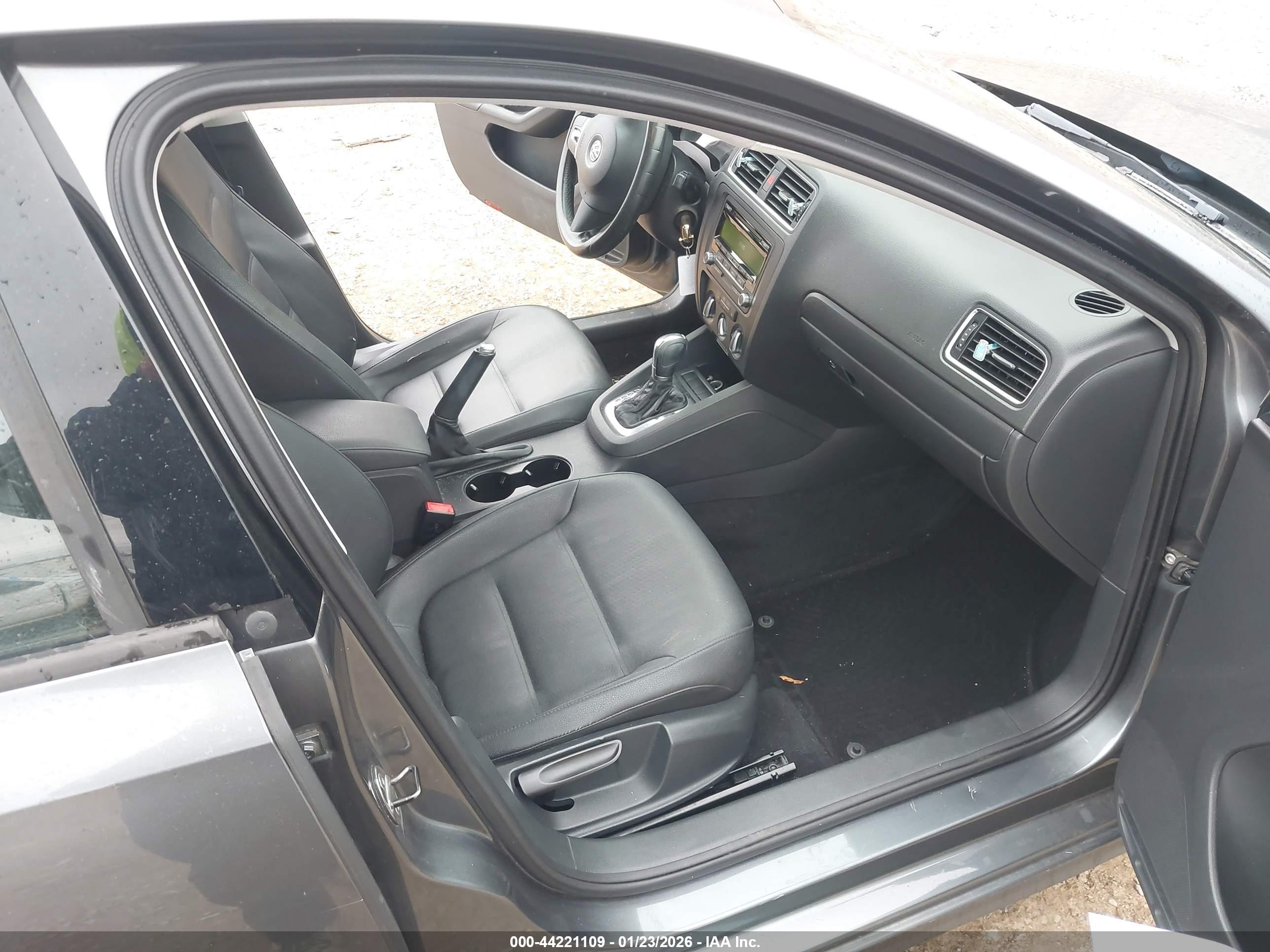 VOLKSWAGEN JETTA image 5