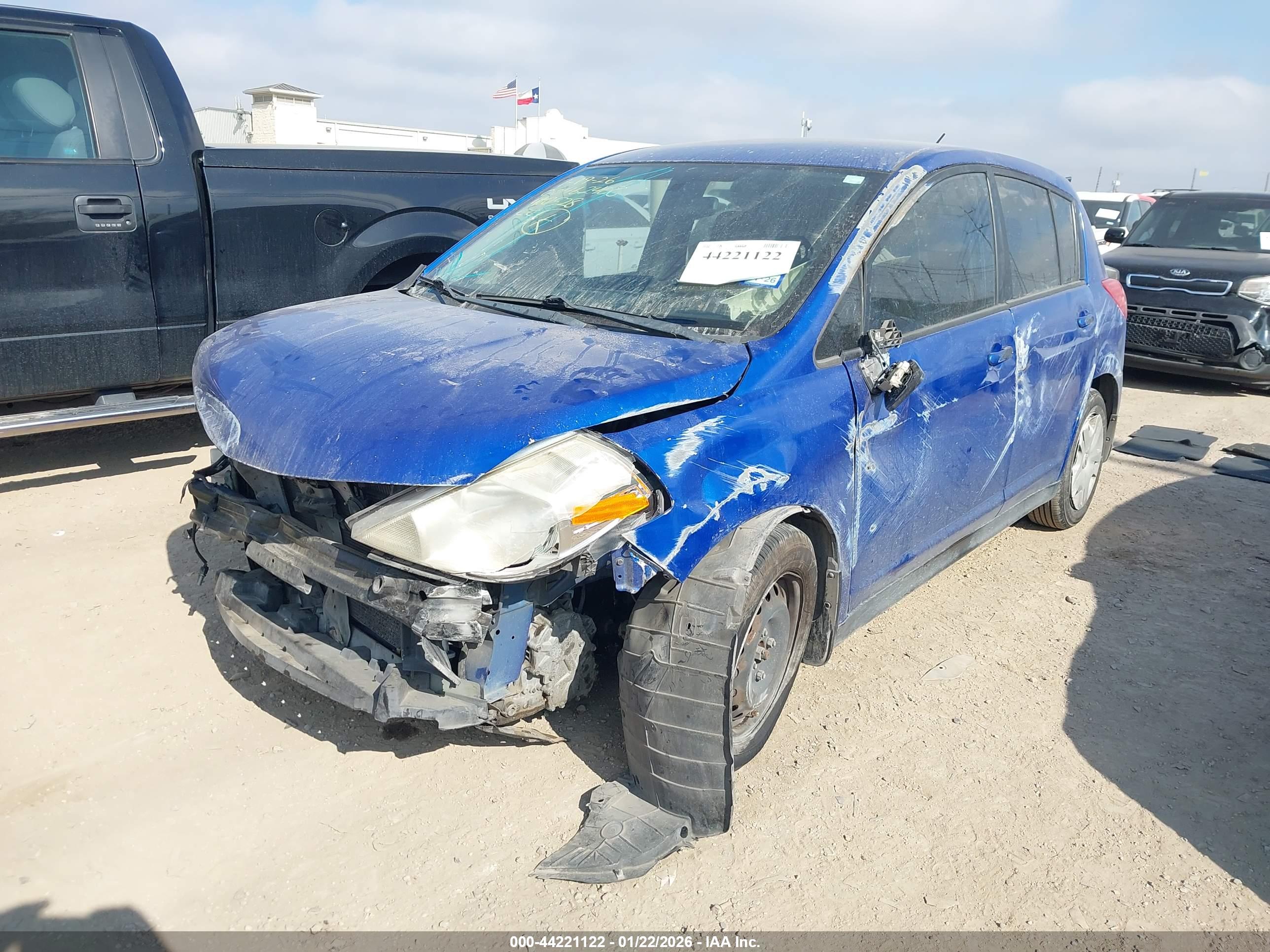 NISSAN VERSA image 2