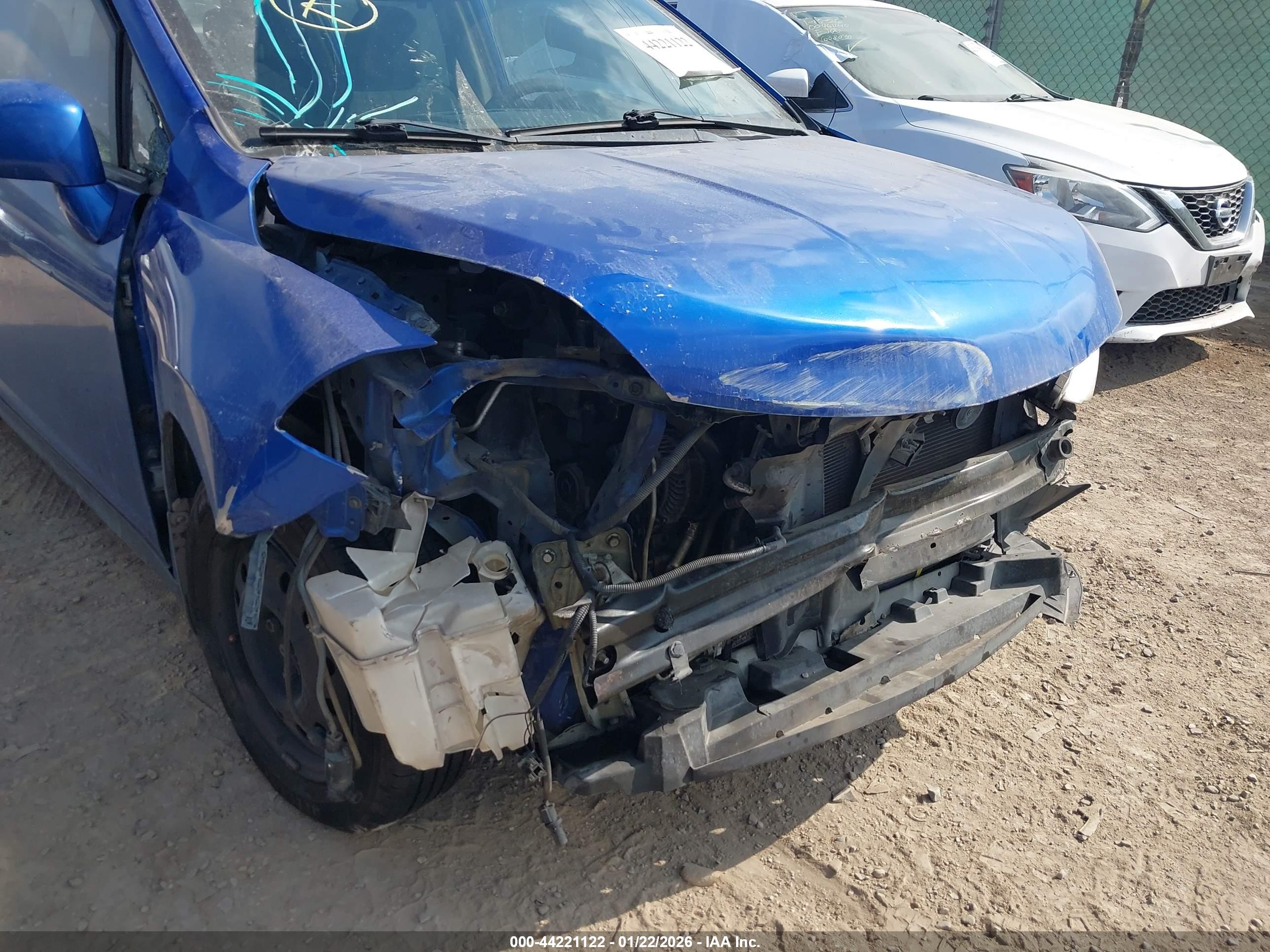 NISSAN VERSA image 6
