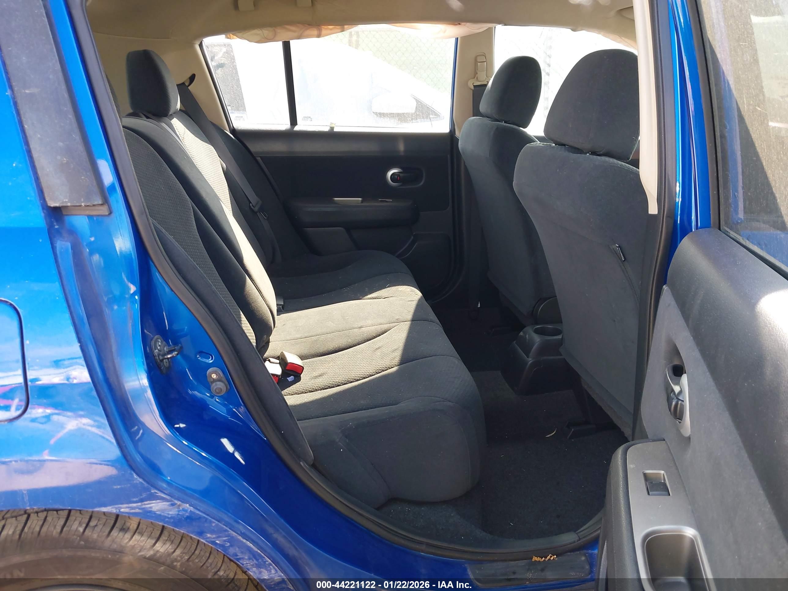 NISSAN VERSA image 8