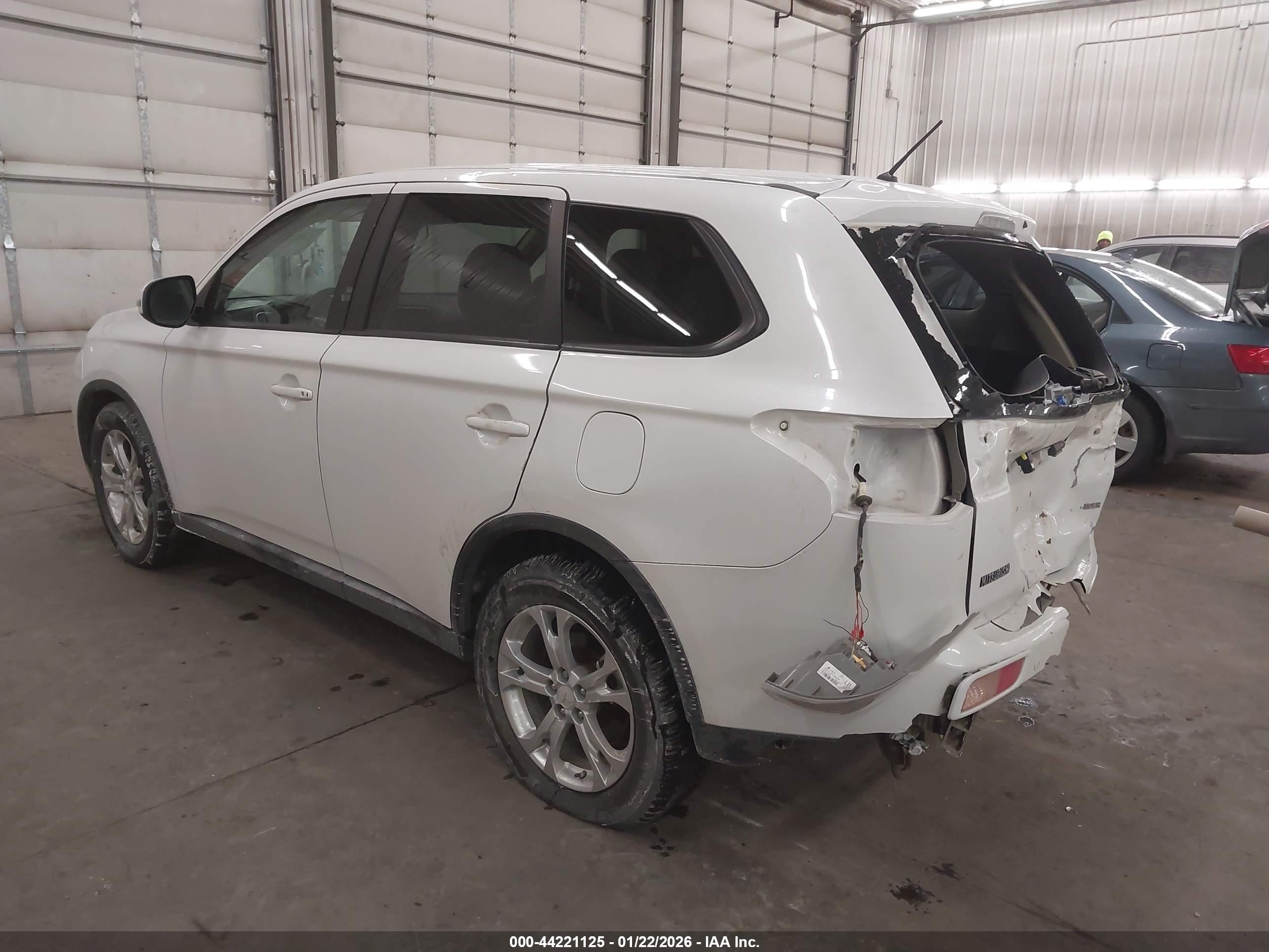 MITSUBISHI OUTLANDER image 3