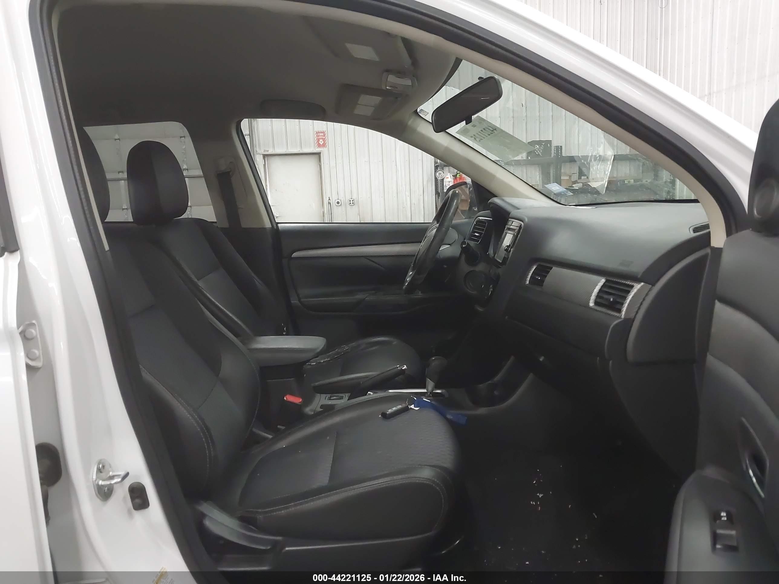 MITSUBISHI OUTLANDER image 5