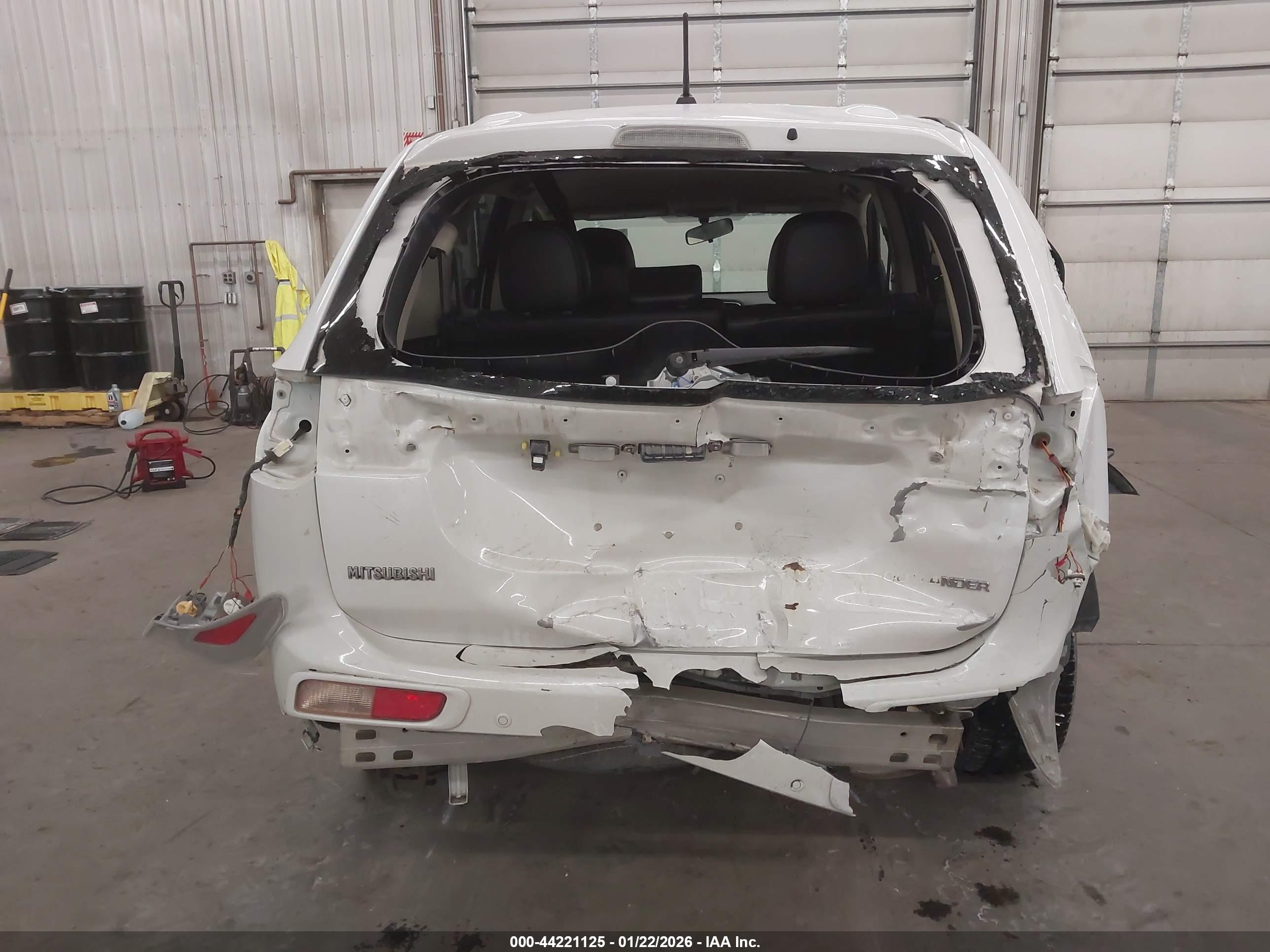 MITSUBISHI OUTLANDER image 6