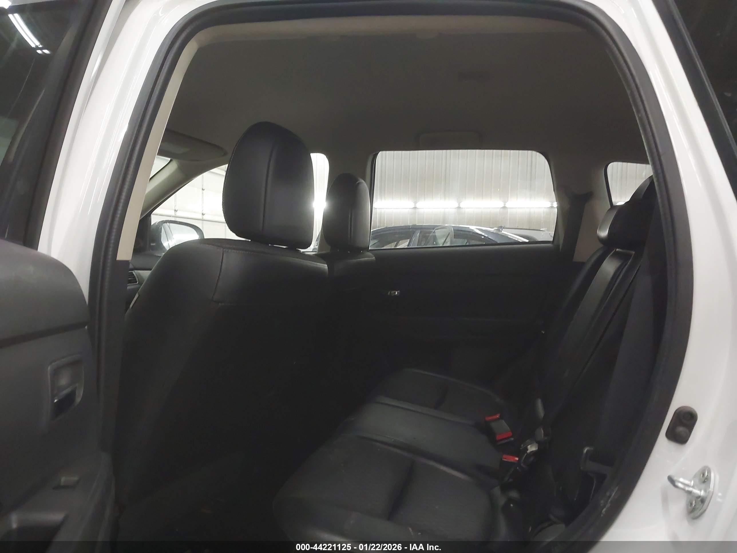MITSUBISHI OUTLANDER image 8
