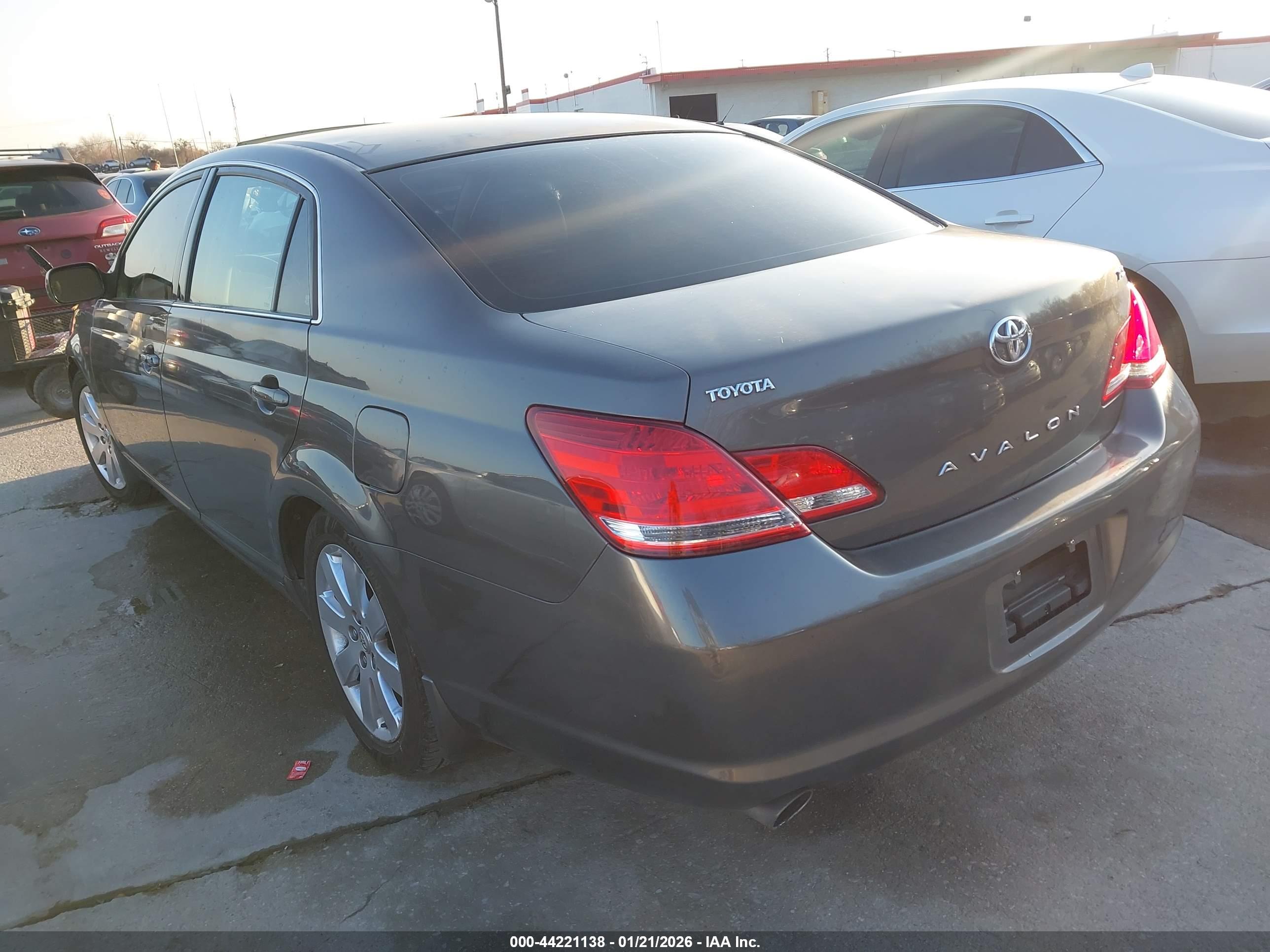 TOYOTA AVALON image 3
