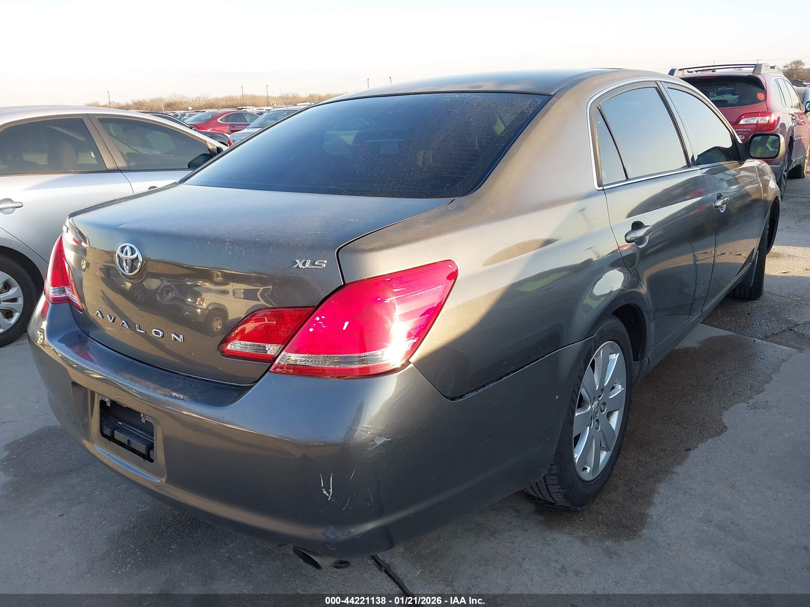TOYOTA AVALON image 4