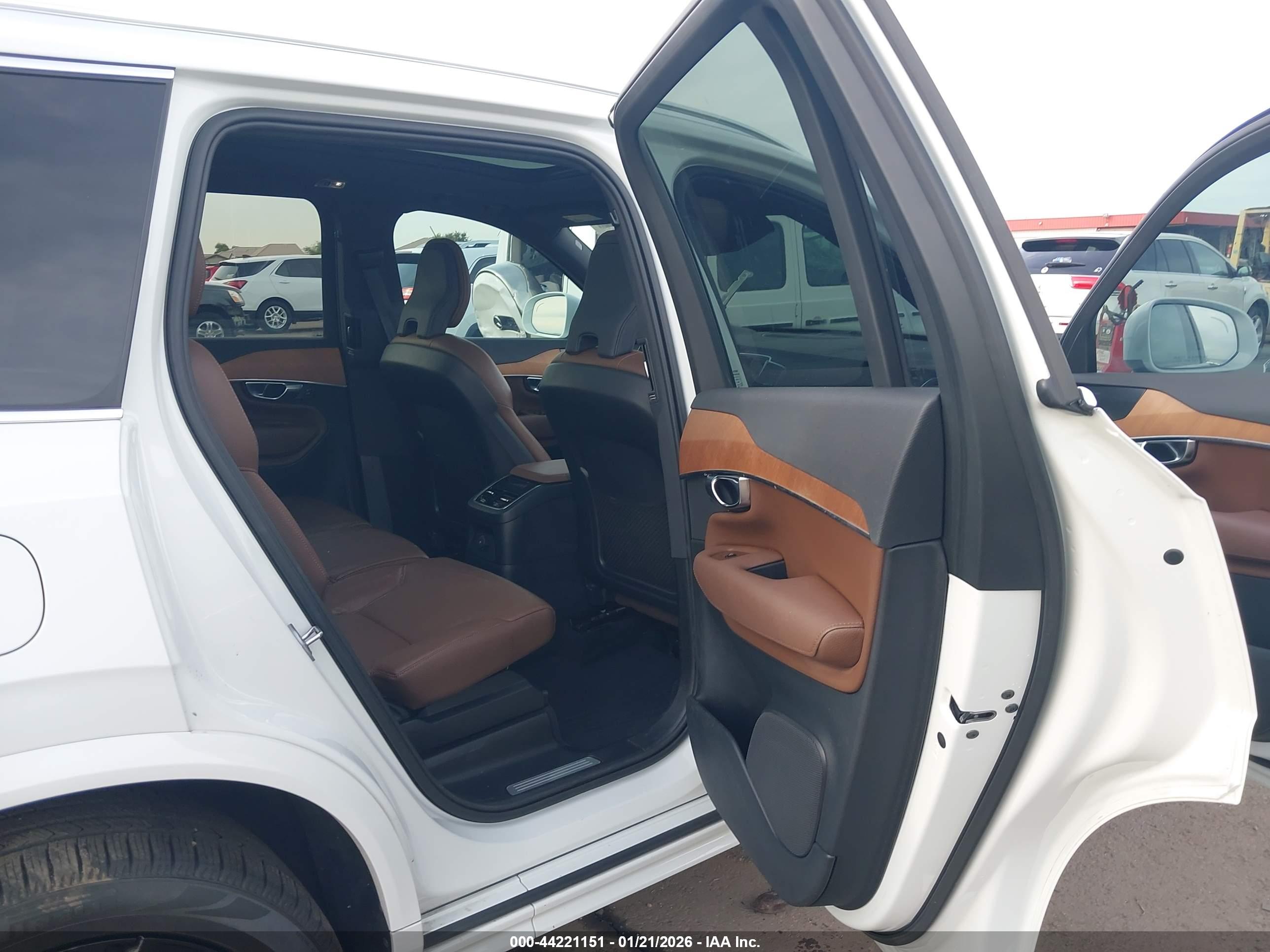 VOLVO XC90 image 8
