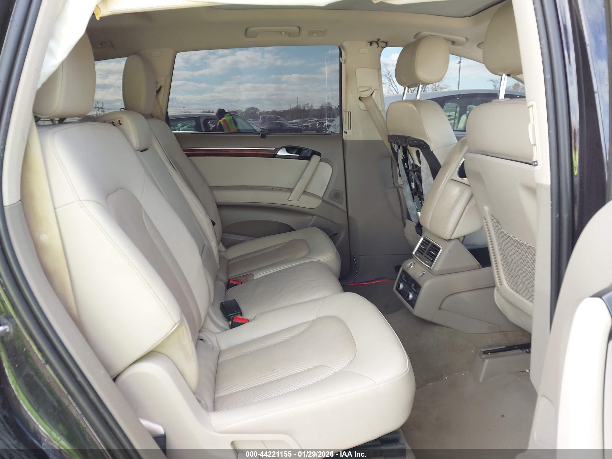 AUDI Q7 image 8