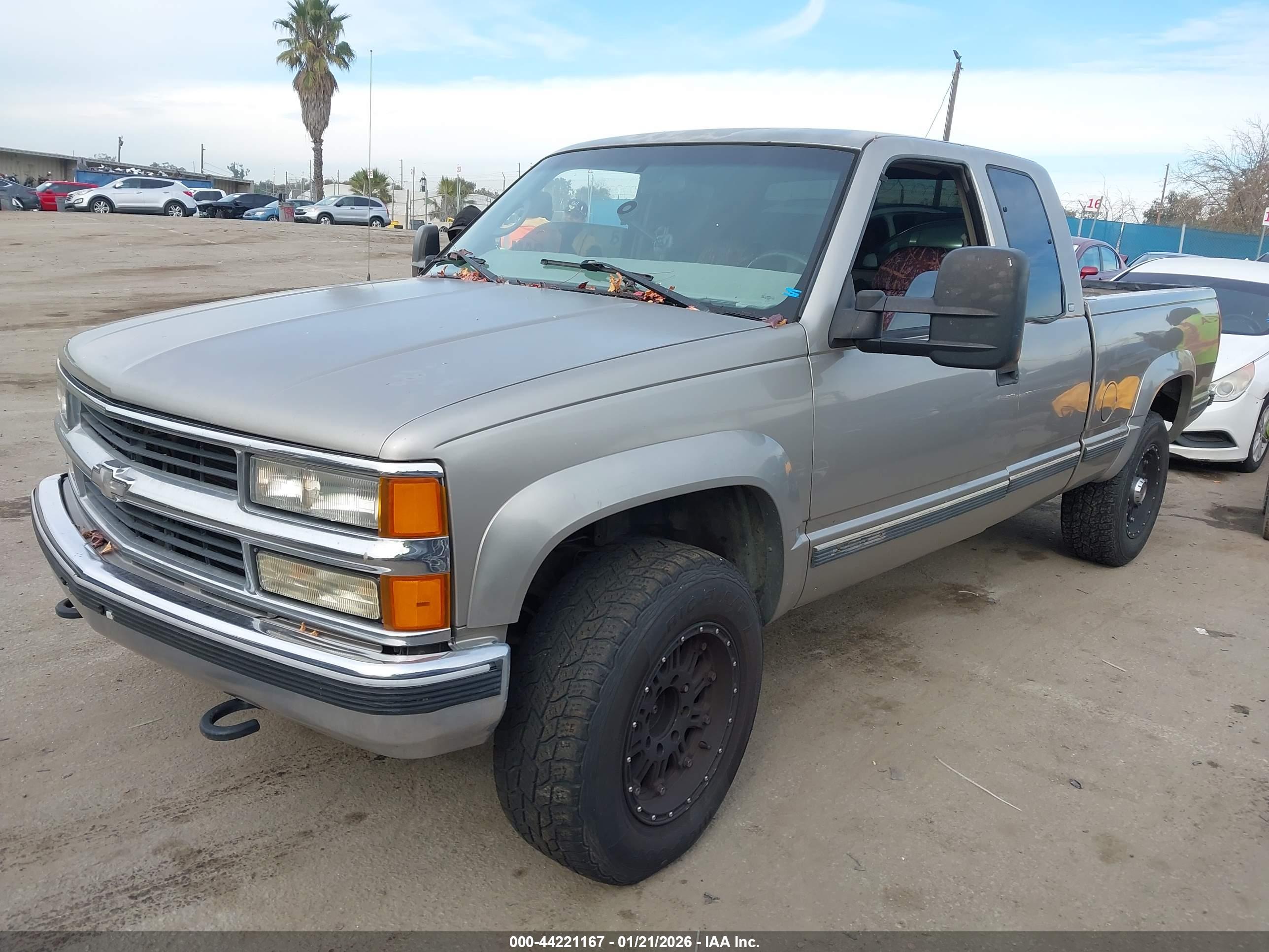 CHEVROLET K2500 image 2