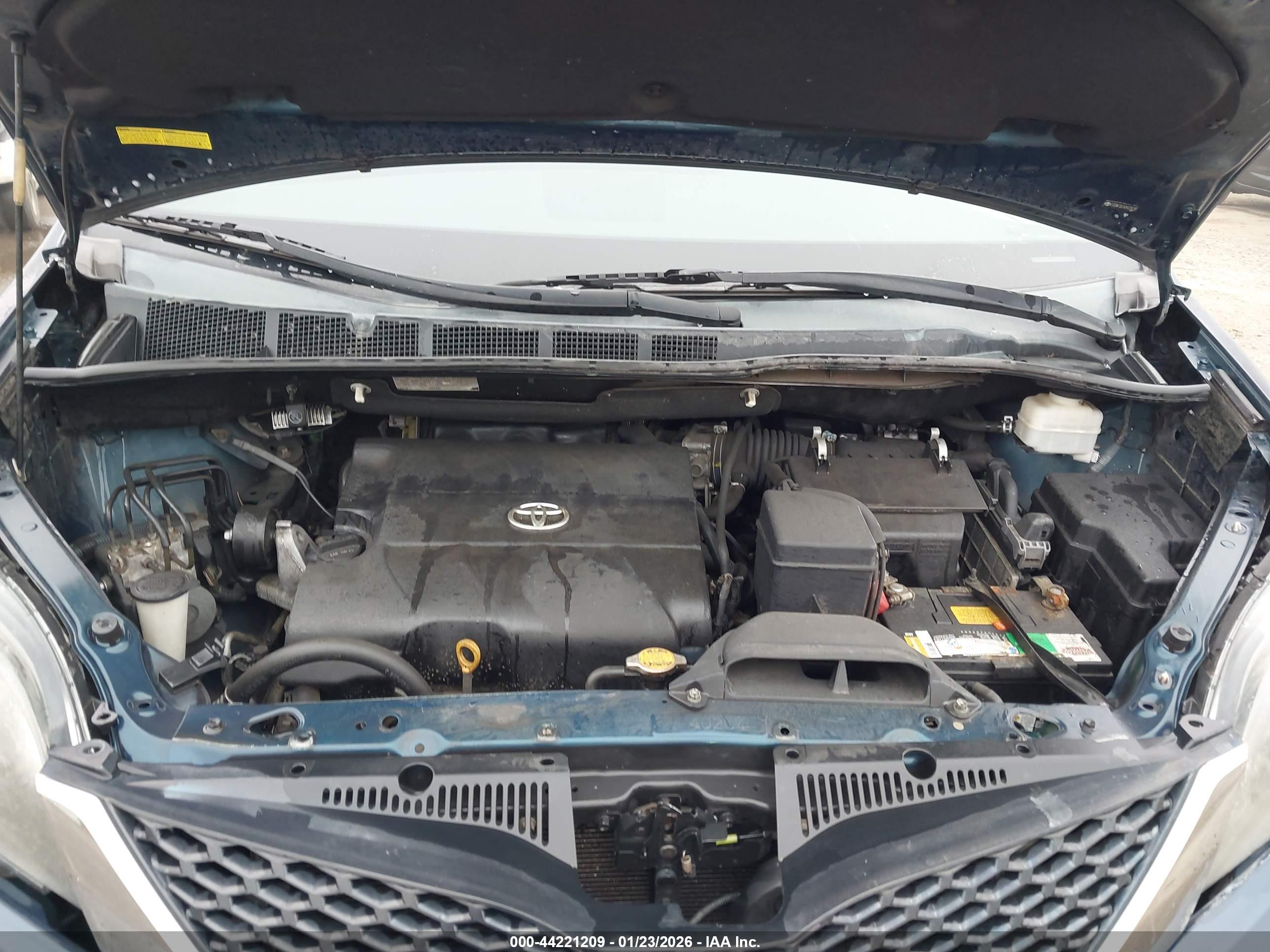 TOYOTA SIENNA image 10