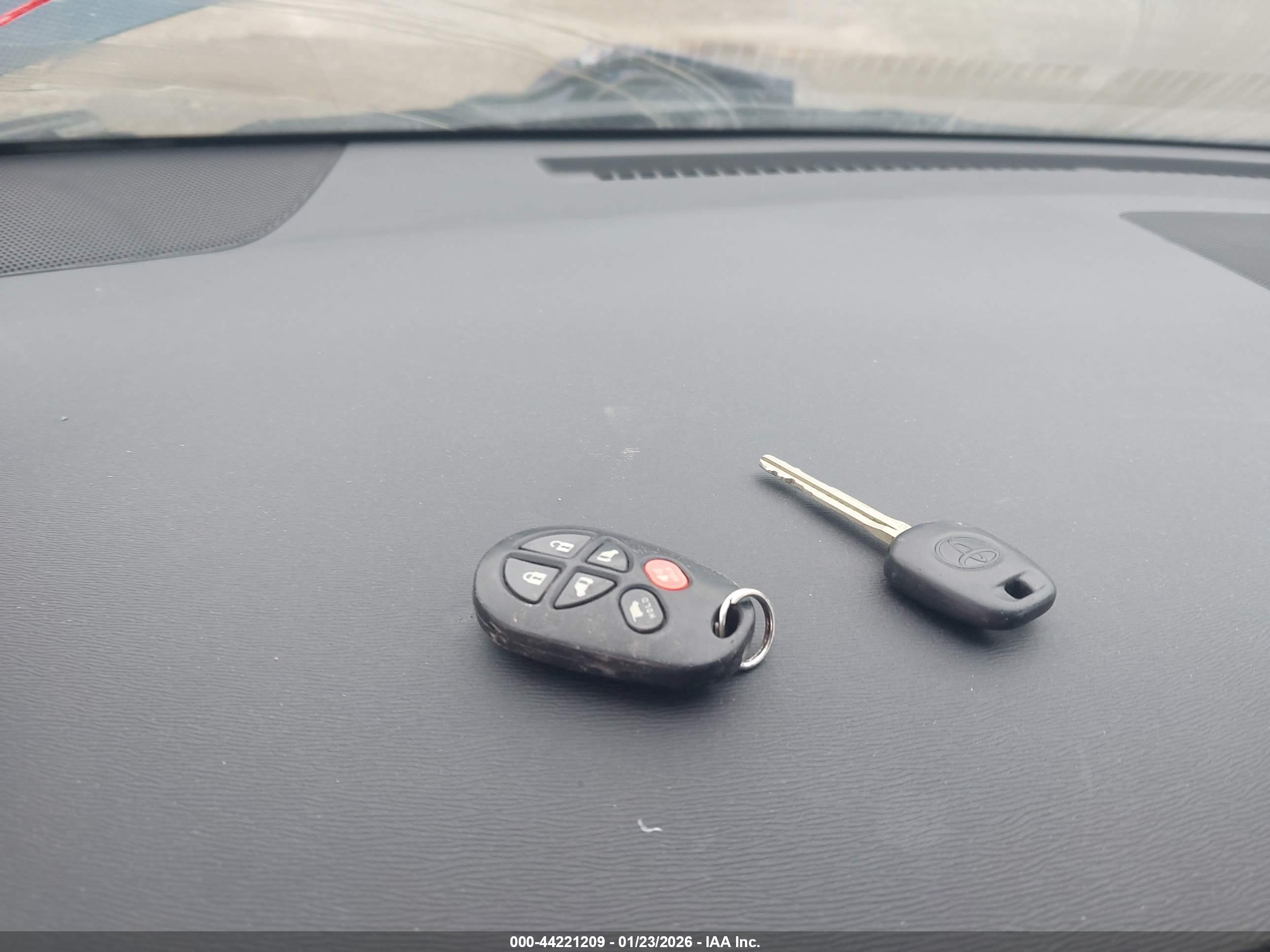 TOYOTA SIENNA image 11