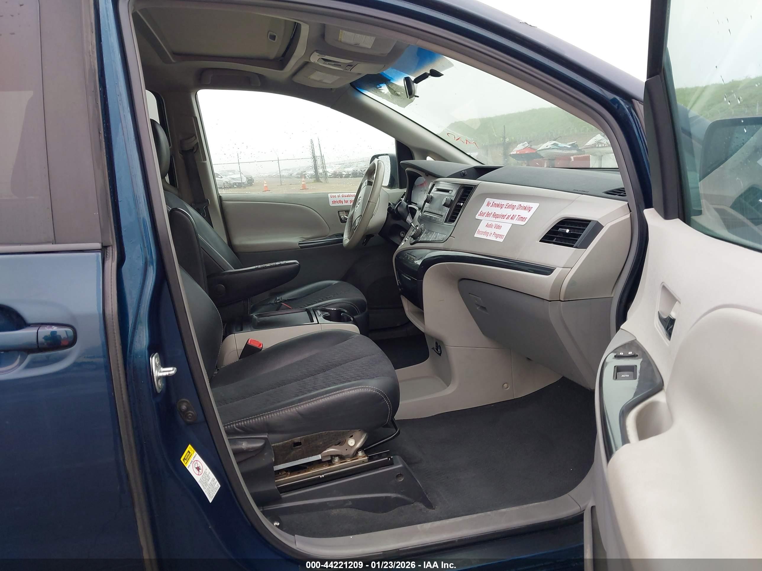 TOYOTA SIENNA image 5
