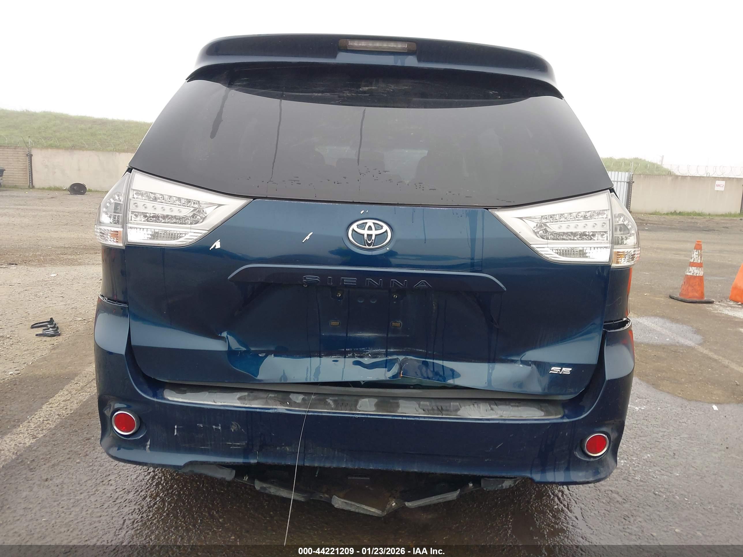 TOYOTA SIENNA image 6