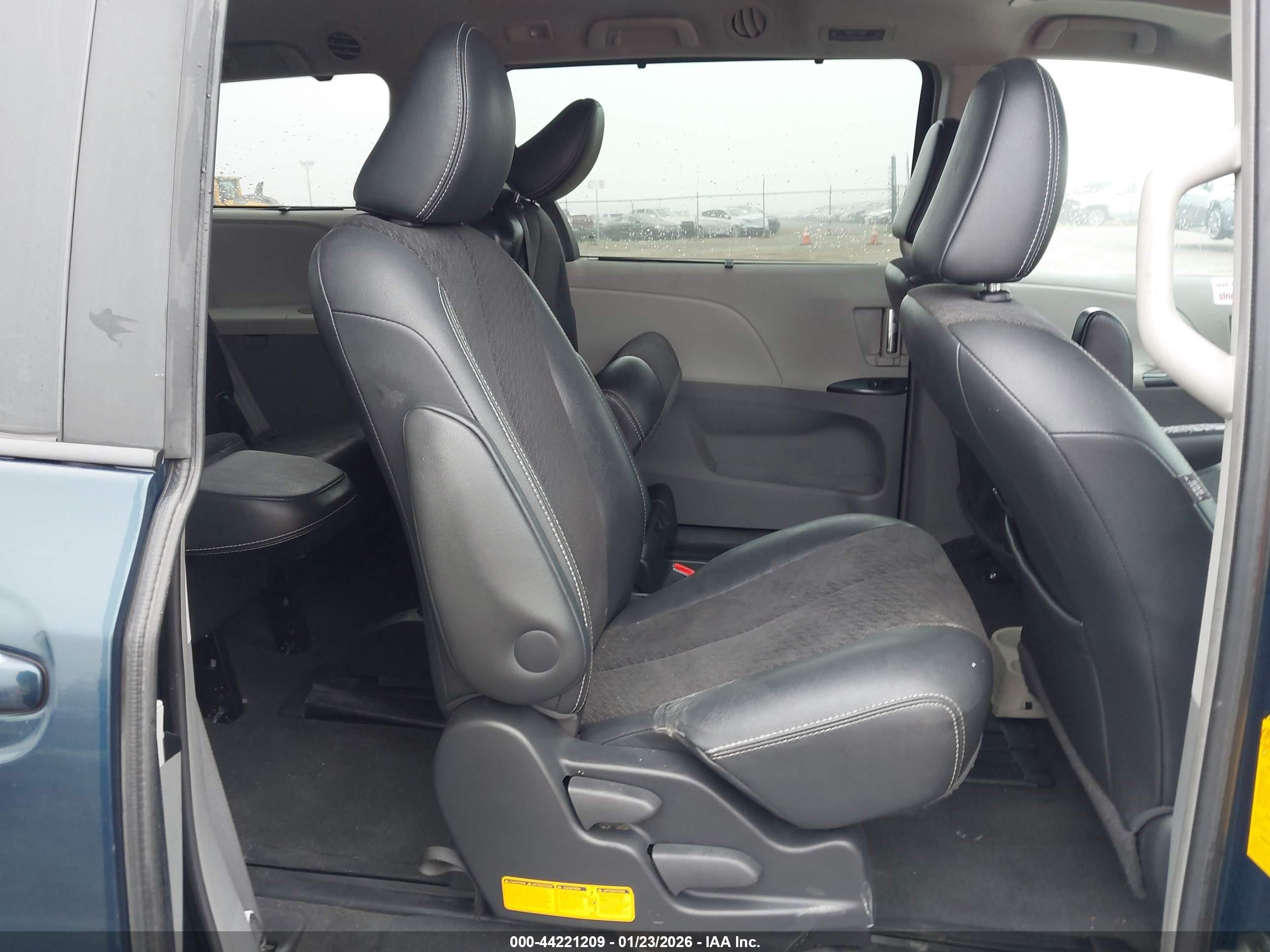 TOYOTA SIENNA image 8