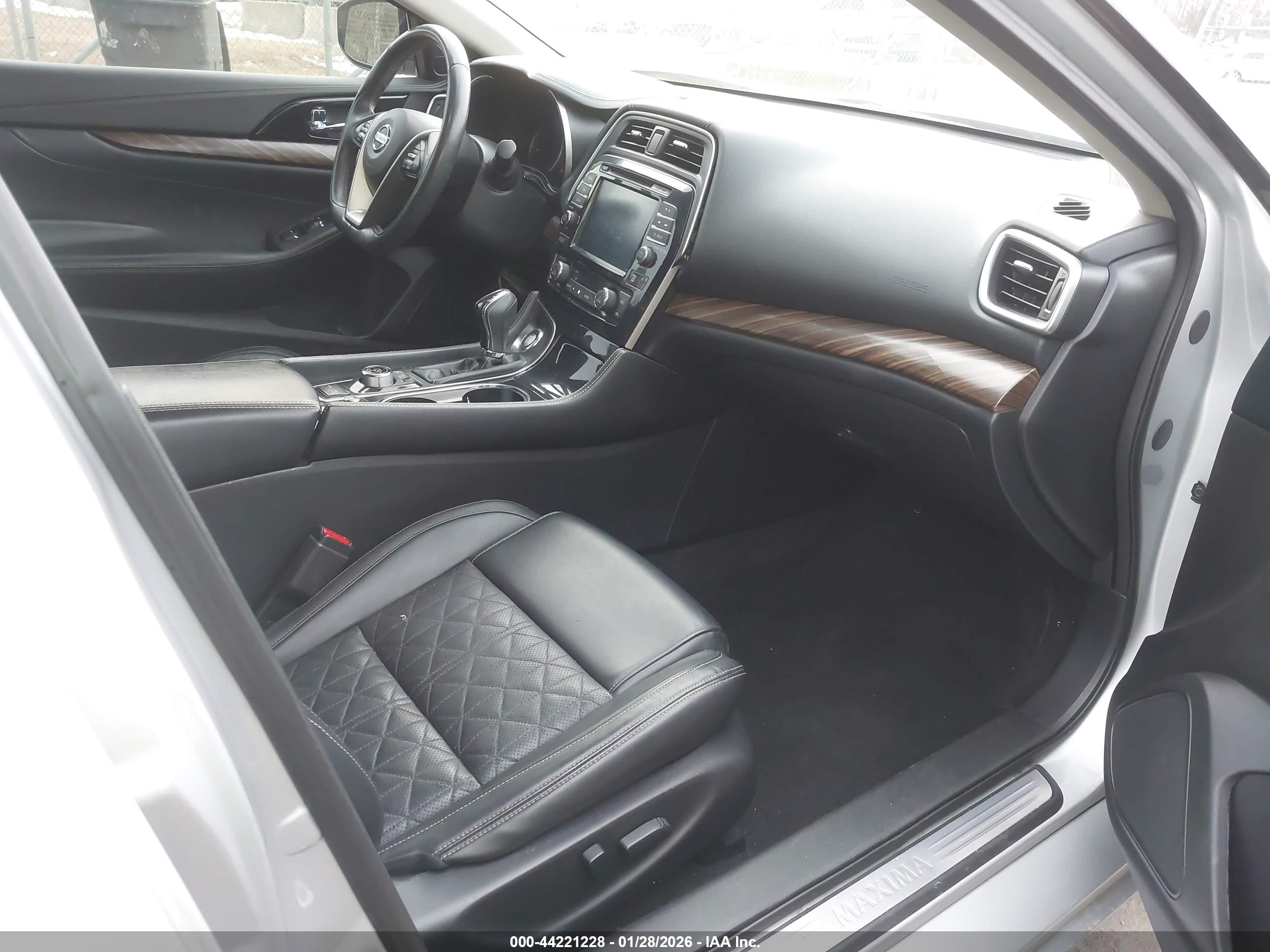 NISSAN MAXIMA image 5
