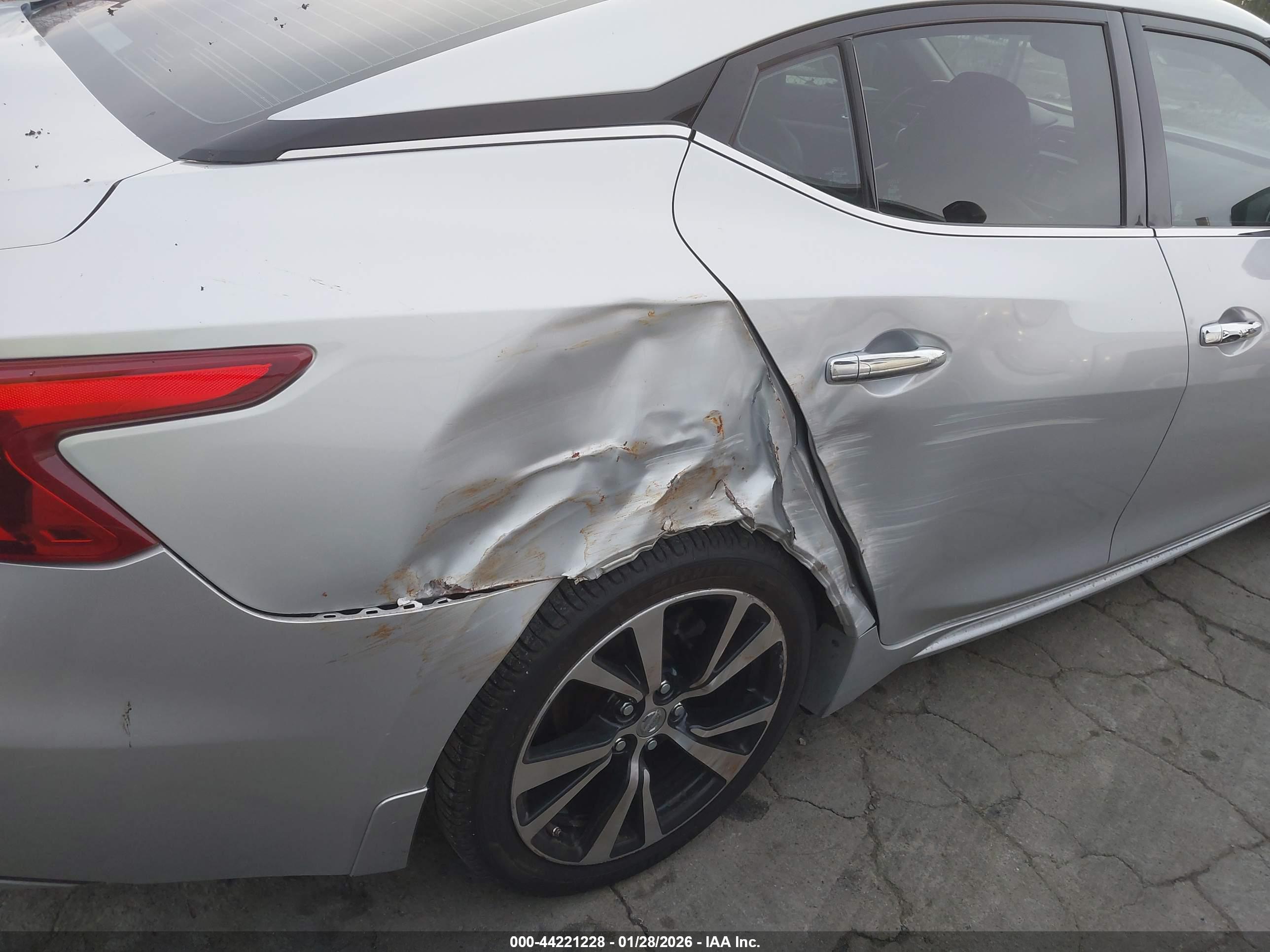 NISSAN MAXIMA image 6