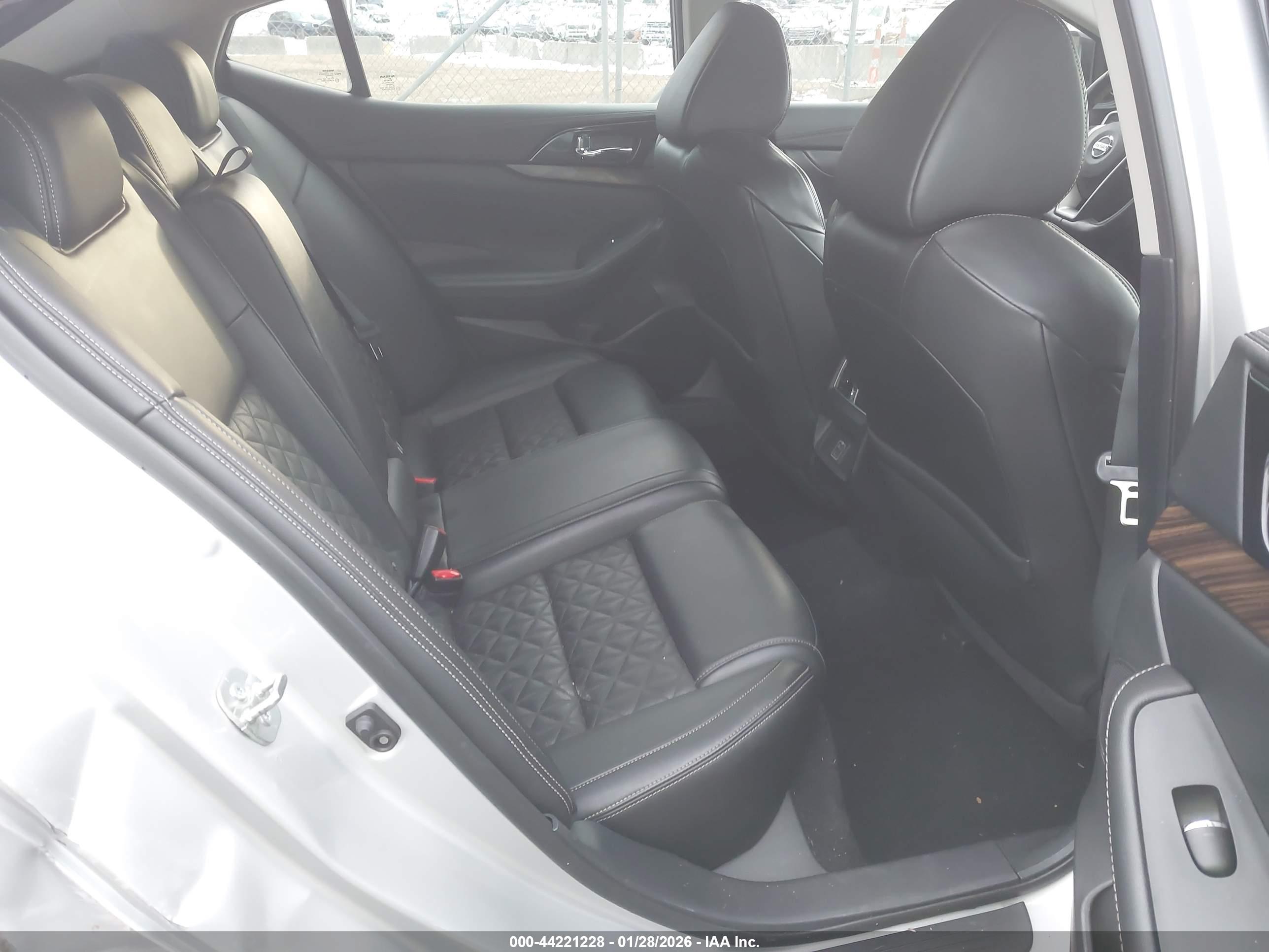 NISSAN MAXIMA image 8