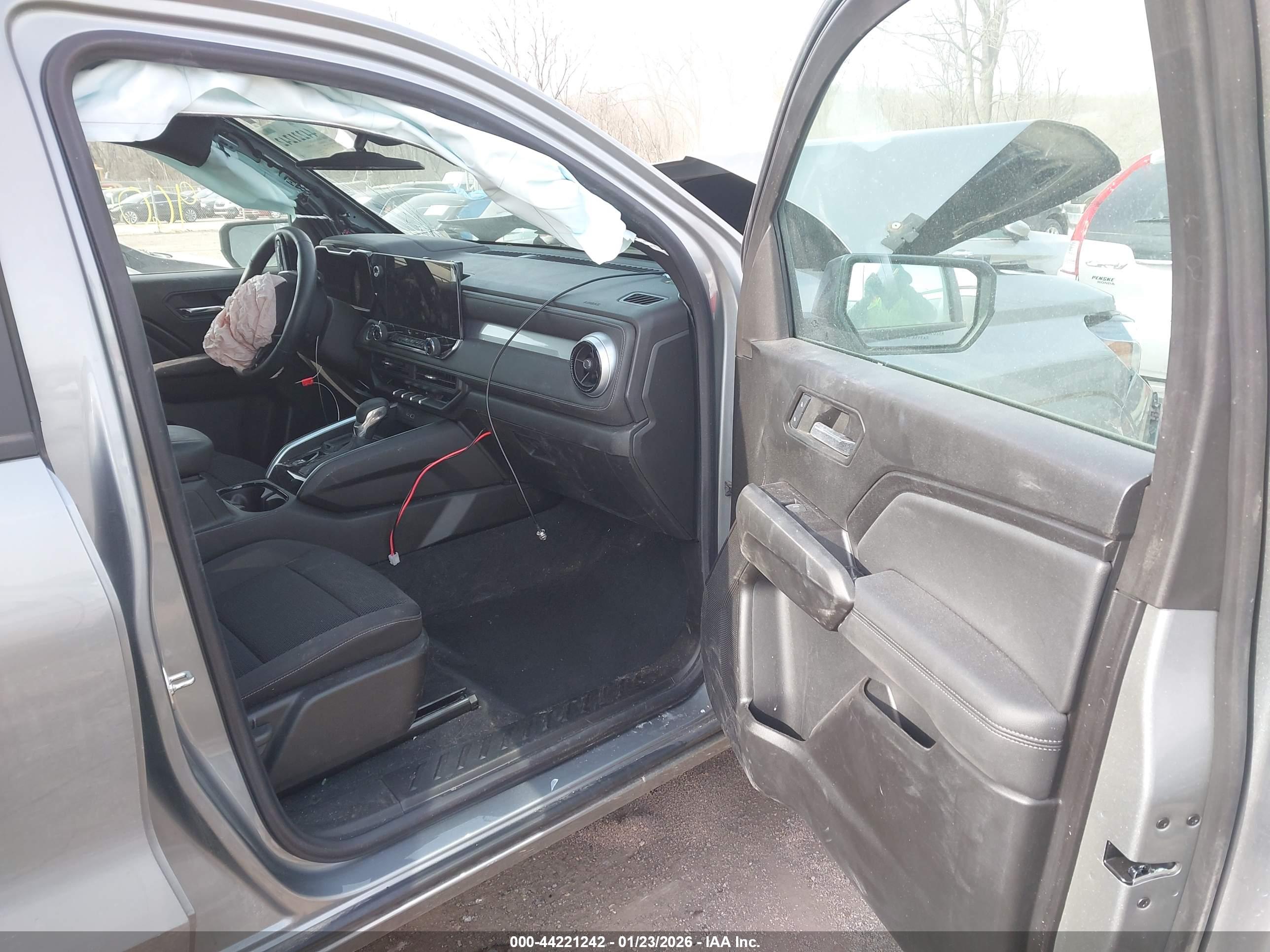 CHEVROLET COLORADO image 5