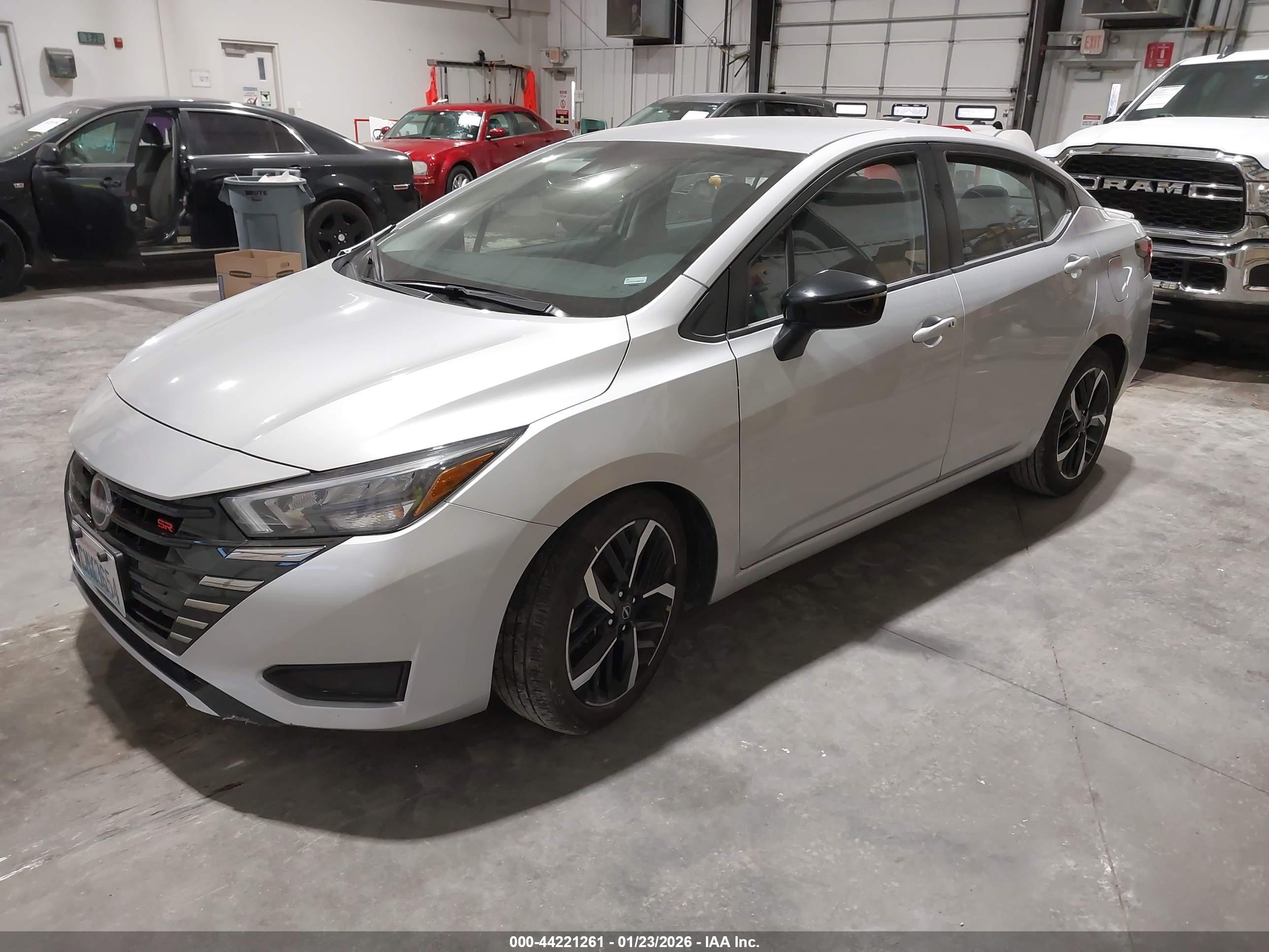 NISSAN VERSA image 2