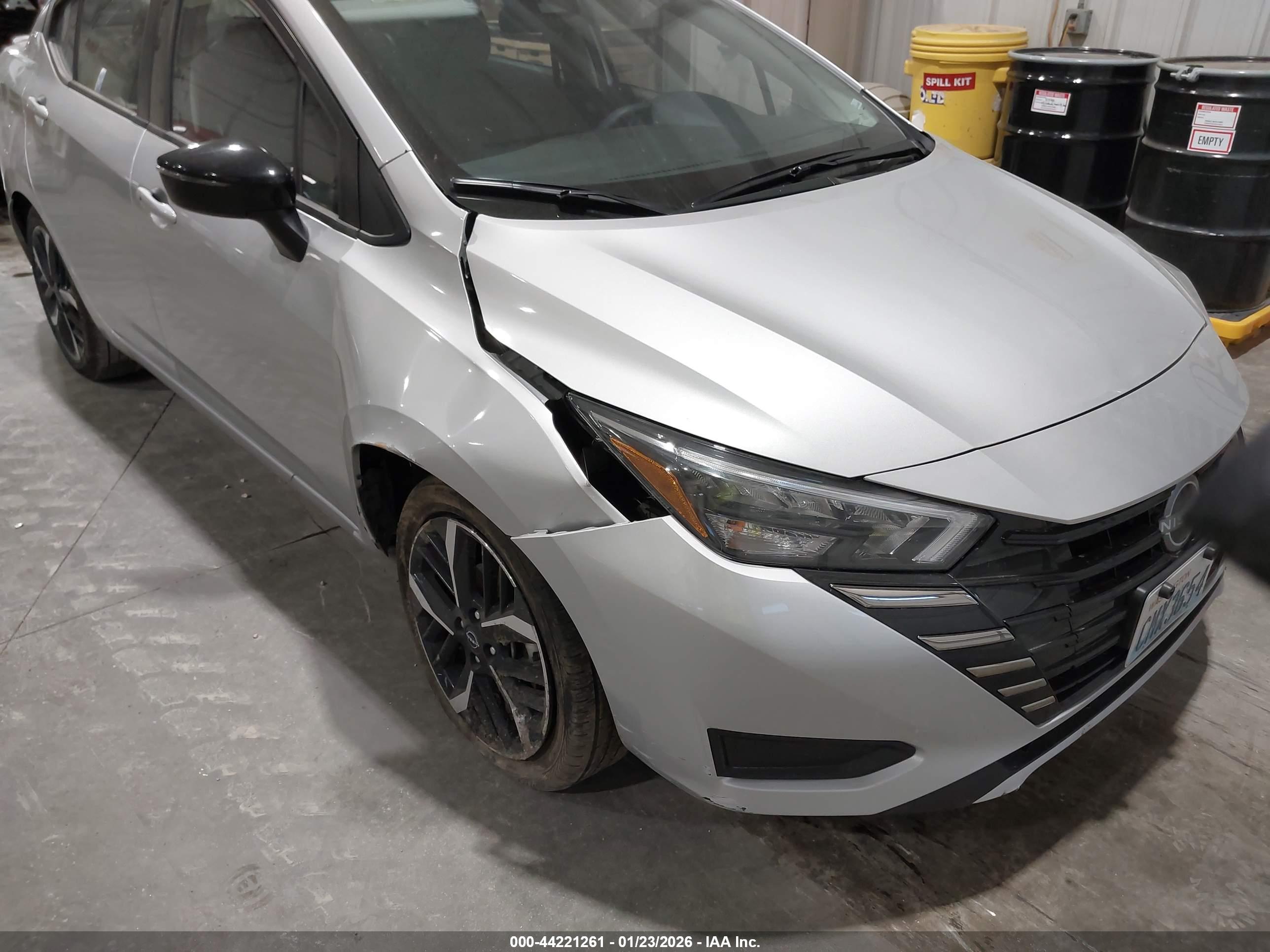 NISSAN VERSA image 6