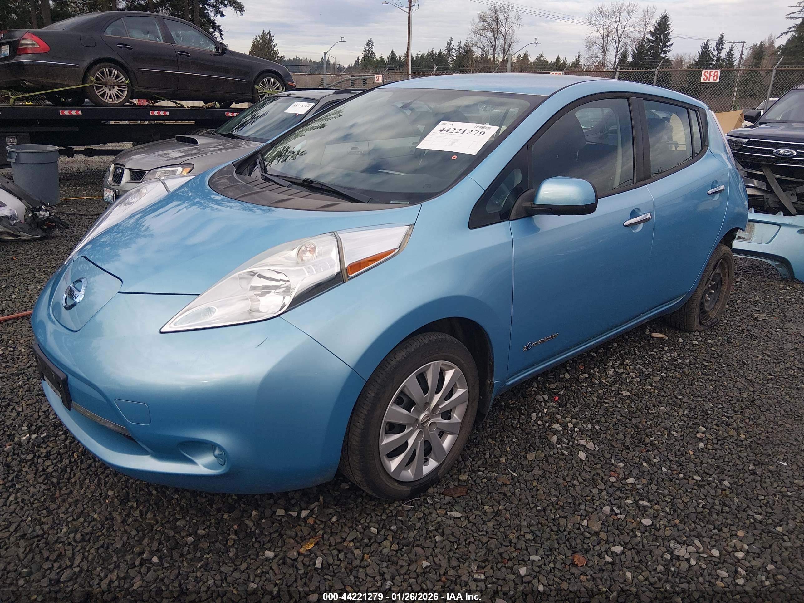 NISSAN LEAF image 2