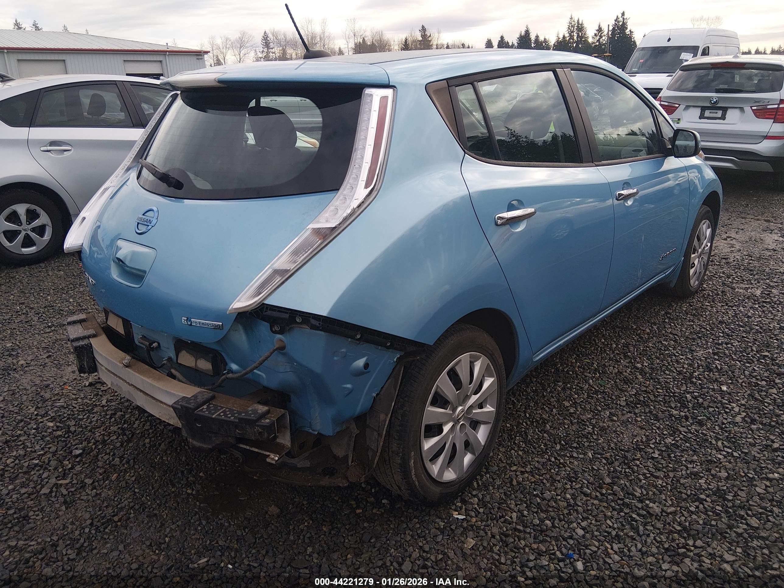 NISSAN LEAF image 4