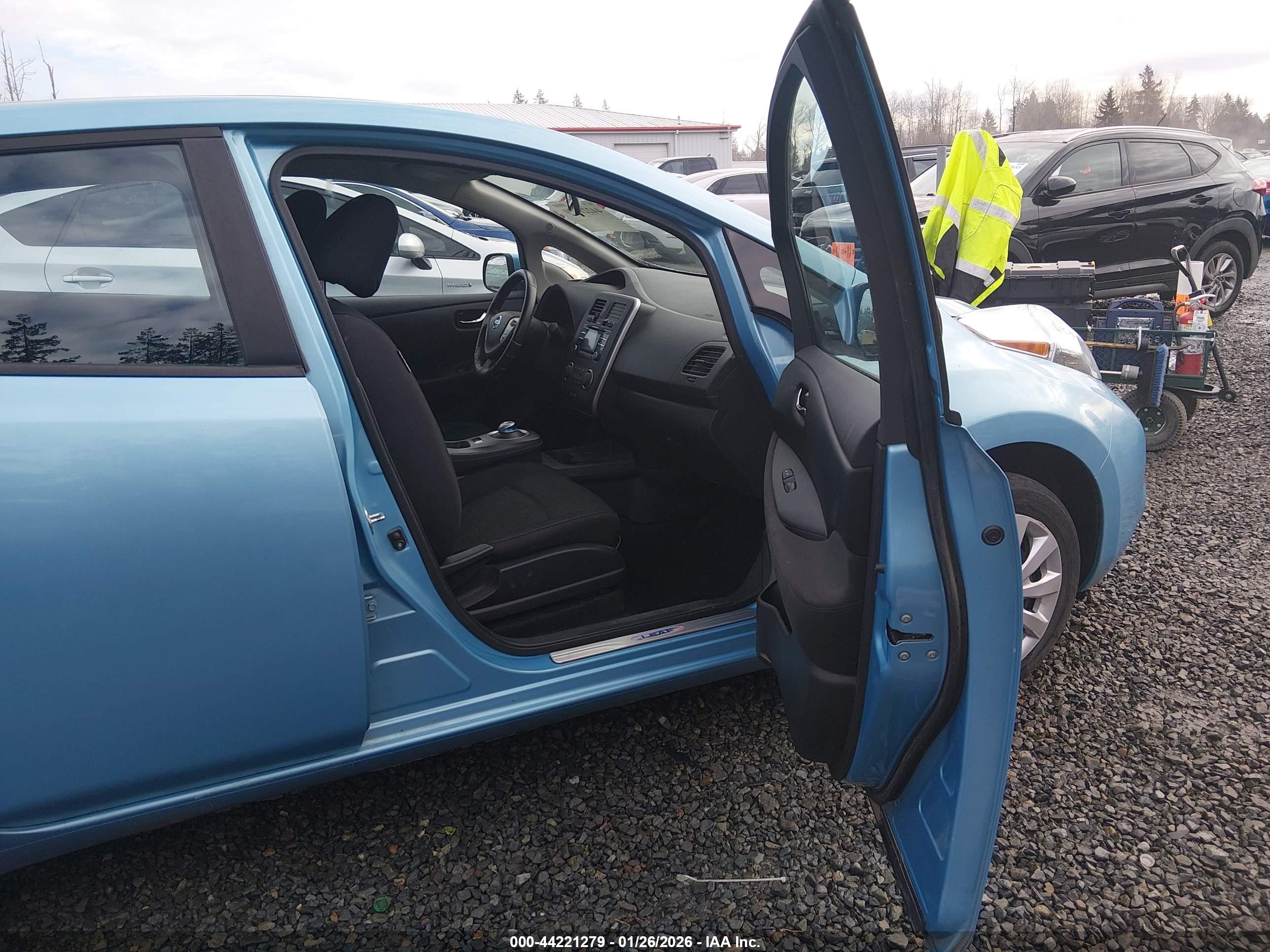NISSAN LEAF image 5