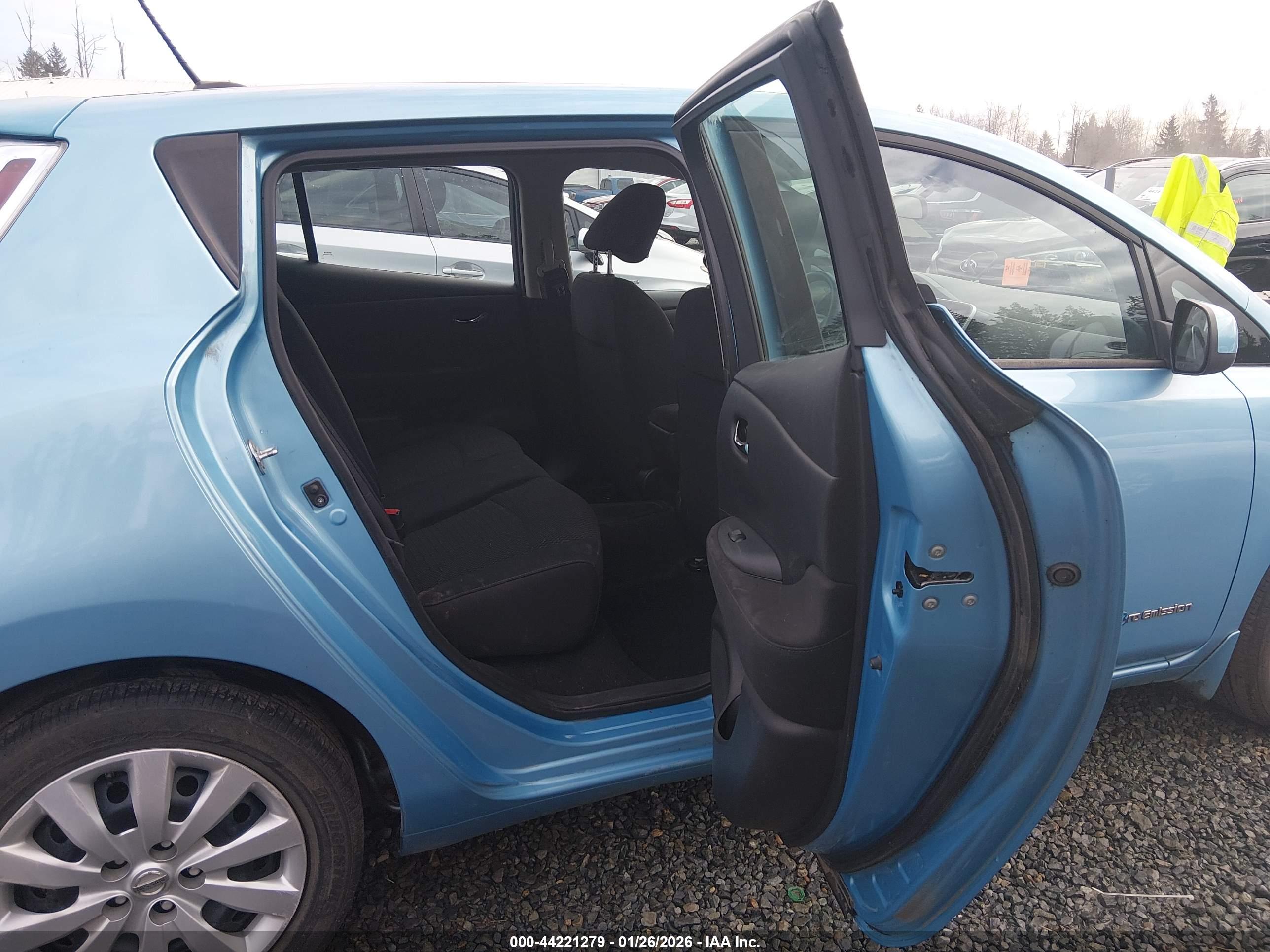 NISSAN LEAF image 8