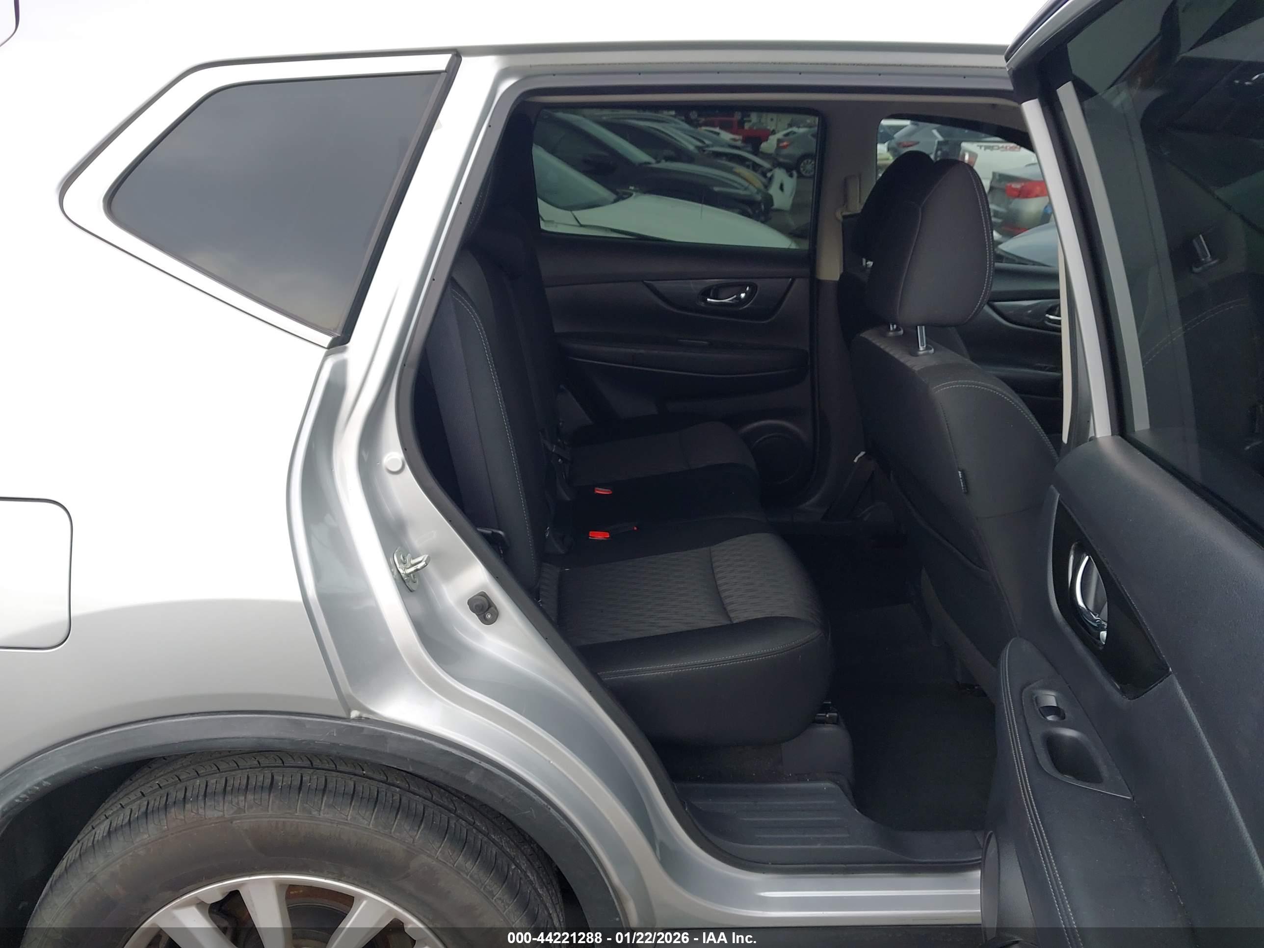 NISSAN ROGUE image 8